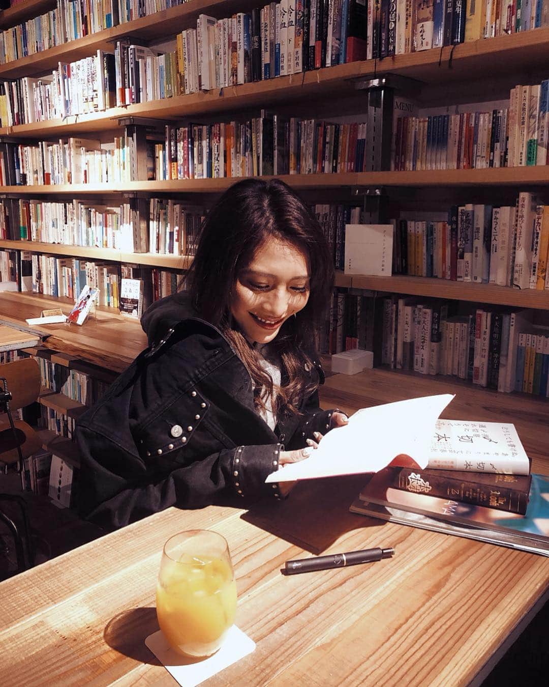 ANNA 杏奈さんのインスタグラム写真 - (ANNA 杏奈Instagram)「✈︎ 森の図書室久々にきた〜📚 しかも本読みながらソフトドリンクも、お酒も飲めるオシャレスペース🥃🧡 最近はゆっくりする時間も欲しくてよくここにきてる❤️ 最近ハマってる本はビジネス書と小説！ ・ さらに #PloomTECH が期間限定でお試しできるらしい😻☝️ 匂い気にならないからこれだったら吸わない人でも心地よく過ごせるね〜🙆‍♀️🧡 ・ ・ #PR #森の図書室 @ploomtech_official #ootd #コーデ #モデル #ファッション #travel #旅行 #化粧  #model #coordinate #ヨガ #yoga  #東京 #fashion  #tokyo #trip #travel #tbt #hawaii #waikiki #official #客室乗務員 #インスタ映え #surfing #サーフィン  #ダイエット #おしゃれさんと繋がりたい」3月15日 13時55分 - anna_maria_end18