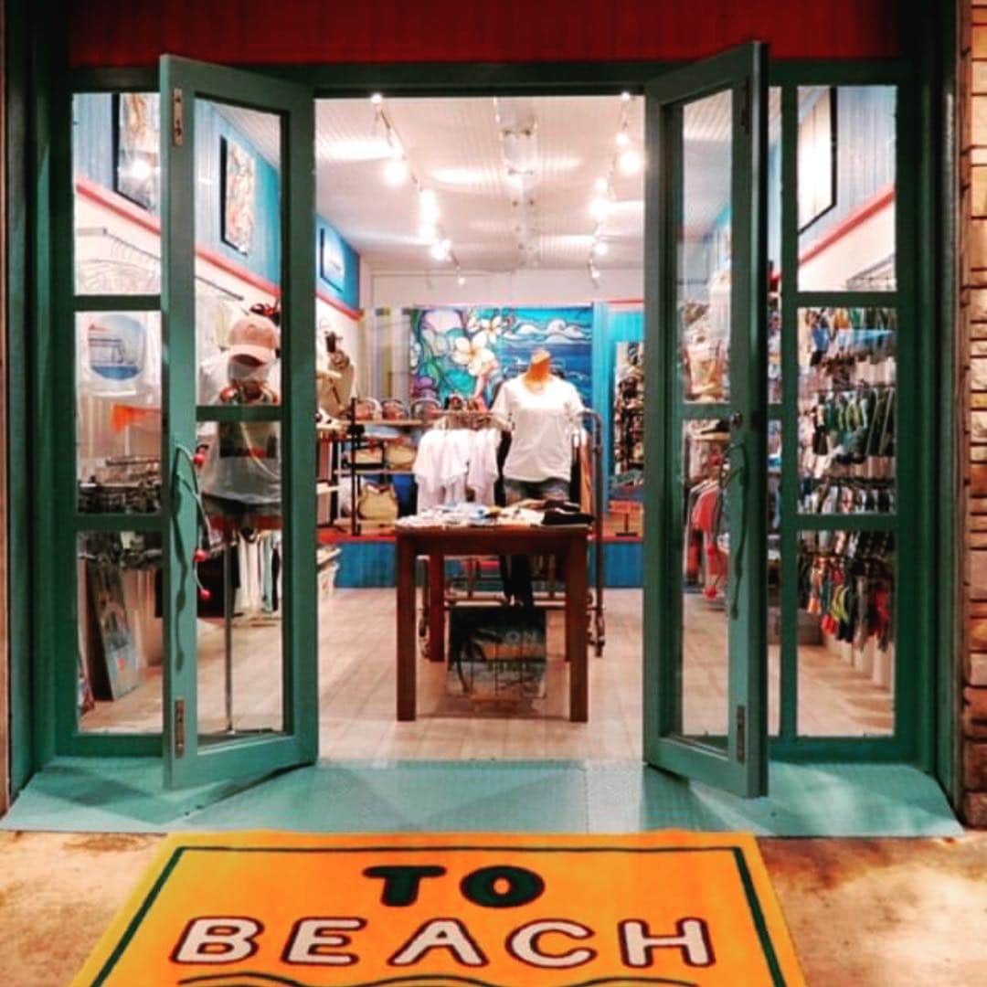 のインスタグラム：「🌴 Colleen Wilcoxのアイテムを石垣島で取り扱っている Green Flash @green_flash_ishigaki の2号店 Green Flash〜to beach〜が本日OPEN😊 ・ こちらではColleen Wilcoxのアートも展示してあります！ ・ 石垣島にいらした際はぜひお立ち寄りください😄 ・ ・ 【information】 Green Flash〜to beach〜 〒907-0022 沖縄県石垣市大川270-1 0980-87-0542 ・ Green Flash 〒907-0022 沖縄県石垣市大川272-1 1F 0980-87-5142 ・ #colleen#colleenwilcox#art#hawaii#aloha#surf#beach#iphone#outer#fashion#laleia#ハワイ#フォトジェニック#インスタ映え#インスタ女子#アロハ#ビーチ#春#新作#海を感じる雑貨#ラレイア#ギフト#プレゼント#アート#ビーチガール#サーフスタイル#石垣島#沖縄」