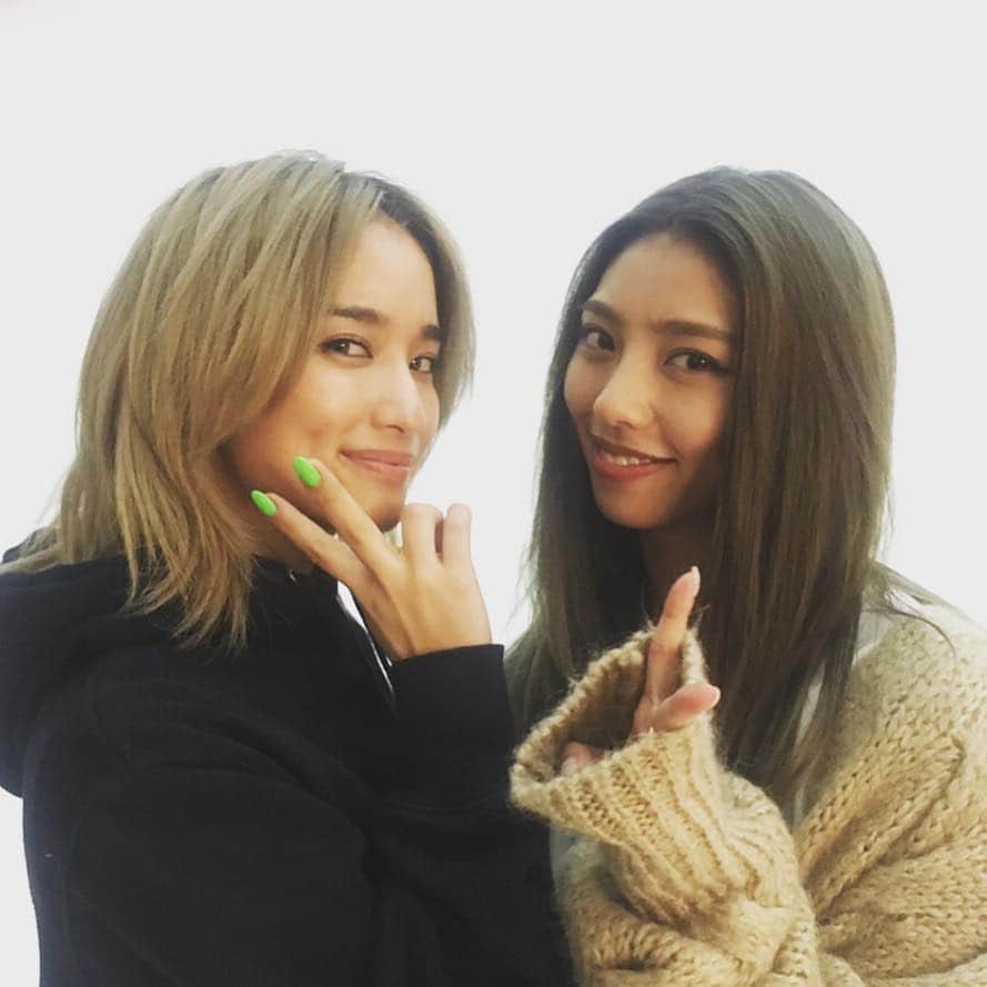 JELLY編集部さんのインスタグラム写真 - (JELLY編集部Instagram)「【JELLY5月号 絶賛発売中】 みんな、リニューアルしたJELLYは買ってくれた🥺⁉️⁉️ みんなの感想を聞かせてね👏👏 アンケートも、どしどしご応募待ってるよ💗 リニューアルに伴って、可愛くて、ブランドイチ推しアイテムをたくさん大放出しているので、アンケートから応募してネ🎁‼️💕 #jelly #jelly5月号 #絶賛発売中 #E-girls」3月15日 14時08分 - jelly_stagram