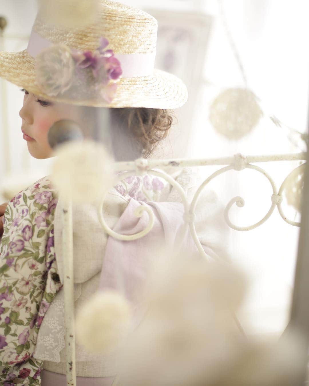 juno_jinjakonのインスタグラム：「. 【リネンスタイル】 . 落ち着いた色味の花柄の四つ身に、 ２色づかいの帯で、女の子らしくまとめました♪ . 詳細は⇒(@restudio_jp)まで✨ . #restudio #ラボネットワーク #labonetwork #和装 #カンカン帽 #リネンスタイル」