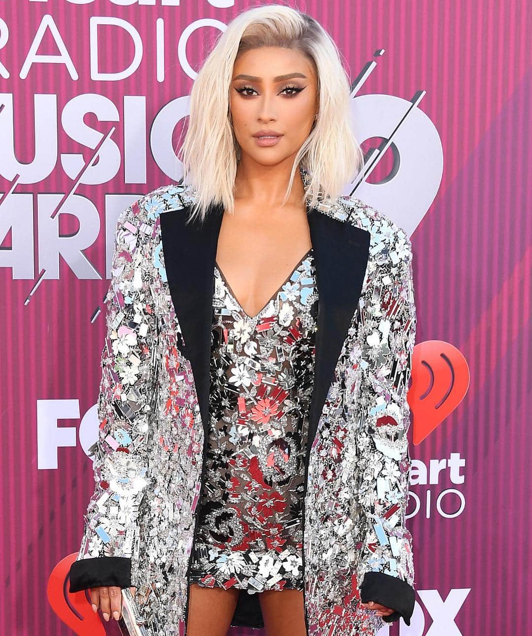 Just Jaredさんのインスタグラム写真 - (Just JaredInstagram)「@shaymitchell switches up her look with blonde locks at the @iheartradio Music Awards! #ShayMitchell Photos: Getty/Fox」3月15日 14時11分 - justjared