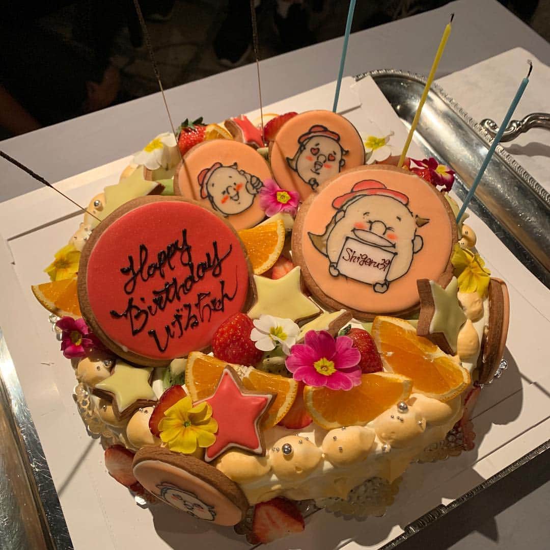 春名亜美さんのインスタグラム写真 - (春名亜美Instagram)「3月9日(サンキューの日)は我らが @shigeru39 ちゃんのお誕生日🎊 毎年恒例のしげるちゃんbirthday partyに今年もお邪魔してきました🎈 毎年楽しみなお誕生日ケーキ🎂 今年はLINEのしげるちゃんスタンプのイラストケーキで、これまた可愛すぎた💕 しげるちゃんと出会ってから、東京の楽しさを知ったような気がします 笑 いつもみんなに"楽しい"をシェアしてくれるしげるちゃん♡ しげるちゃんにとって、ステキな一年になりますように💫 ・ ・ ・ #happybirthday #birthday #birthdayparty」3月15日 14時22分 - amiharunaami