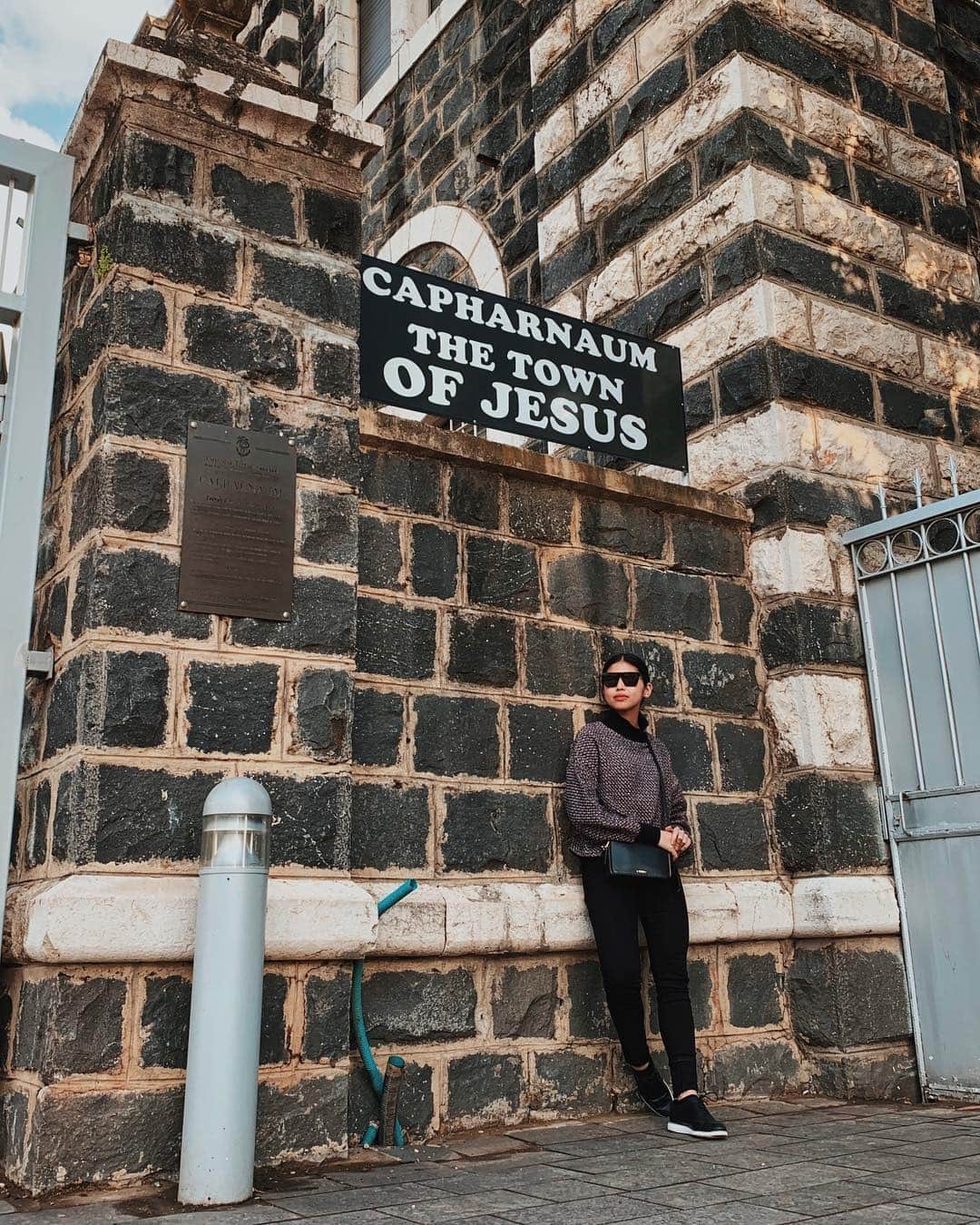 メイン・メンドーサのインスタグラム：「“They went to Capernaum, and when the Sabbath came, Jesus went into the synagogue and began to teach.” (Mark 1:21) 📍 Capernaum, Israel」