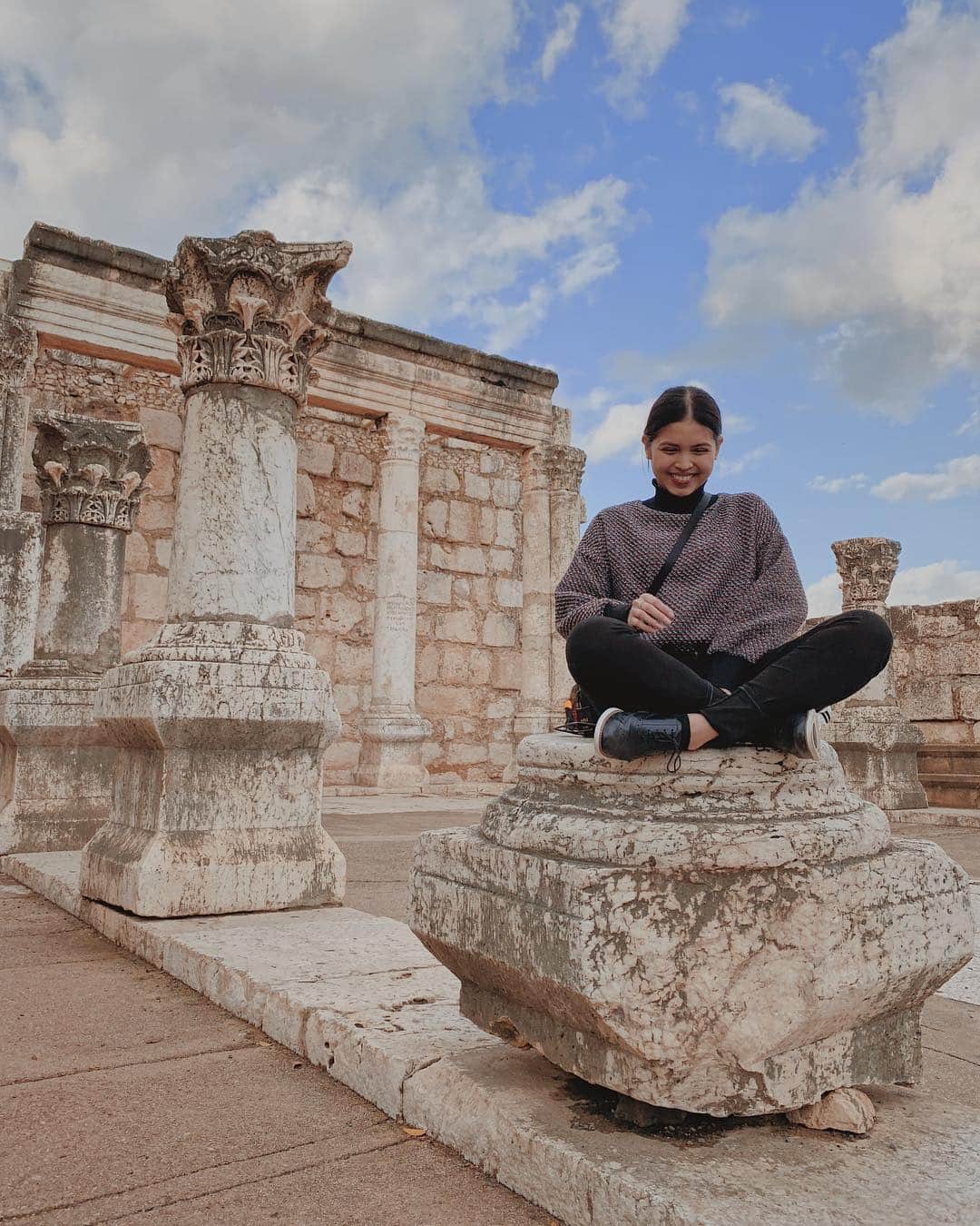 メイン・メンドーサのインスタグラム：「The 4th century synagogue (“White synagogue”) built upon the remains of the “Synagogue of Jesus”. 📍 Capernaum, Israel」