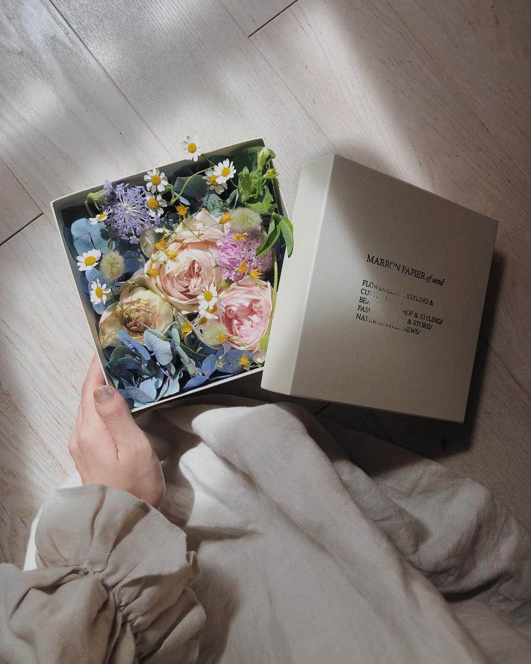 目見田早弥子さんのインスタグラム写真 - (目見田早弥子Instagram)「| Flower Lesson 𓆸  先日のマロンでのレッスンは Box Flower Arrangementでした⚐ 「ぎゅうぎゅうに詰め過ぎず、 お花の間を風が通るように」 というイメージがとっても優雅で穏やかで あぁお花に触れてる時間って本当に幸せ！ と改めて思いました☺️🌸 ディディスカス、マトリカリア、ラナンキュラス、 スカビオサ、サヤエンドウなどで春らしく。 初めて見たメラスフェルラも可憐でアクセントになり 全体にまとまりが出てとっても可愛かった！ 今月はもう一回Lessonがあるので楽しみ♡」3月15日 14時21分 - sayako_memida