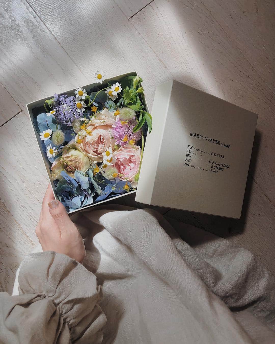 目見田早弥子のインスタグラム：「| Flower Lesson 𓆸  先日のマロンでのレッスンは Box Flower Arrangementでした⚐ 「ぎゅうぎゅうに詰め過ぎず、 お花の間を風が通るように」 というイメージがとっても優雅で穏やかで あぁお花に触れてる時間って本当に幸せ！ と改めて思いました☺️🌸 ディディスカス、マトリカリア、ラナンキュラス、 スカビオサ、サヤエンドウなどで春らしく。 初めて見たメラスフェルラも可憐でアクセントになり 全体にまとまりが出てとっても可愛かった！ 今月はもう一回Lessonがあるので楽しみ♡」