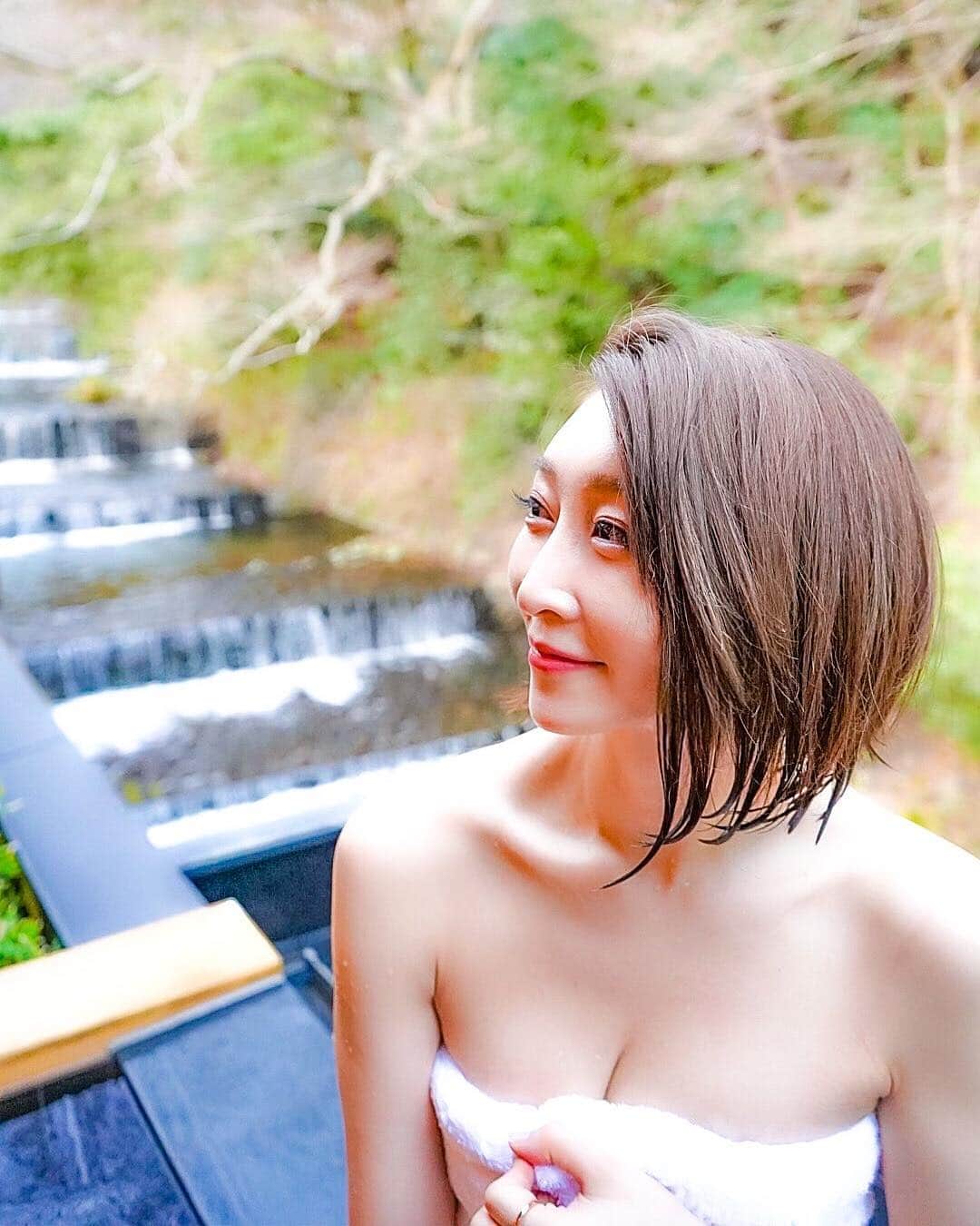 JUNKO（飯田順子）さんのインスタグラム写真 - (JUNKO（飯田順子）Instagram)「後ろの川の流れの音を聴きながら ・ 露天風呂は 贅沢な時間でした😍 🎀💐 ・ 紅葉🍁の時期はより一層綺麗なんだろうな💕 ・ #jun__ko_travel」3月15日 14時21分 - jun__ko_