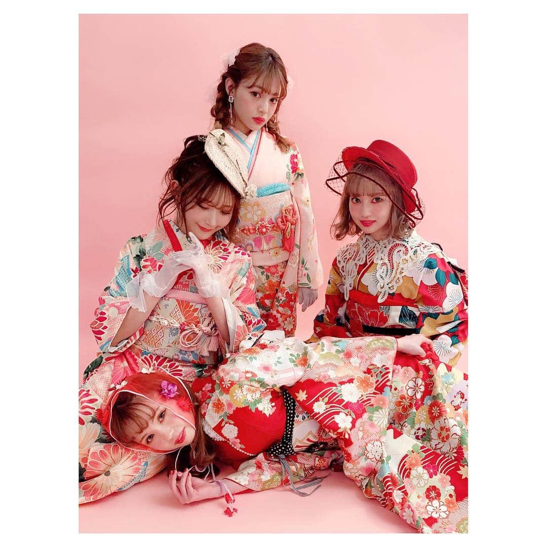 のインスタグラム：「もう最新号発売なので﻿﻿ のせそびれてたLARME038オフショットを🎍﻿﻿ 4人で新年のごあいさつページ﻿﻿ ﻿﻿ 3枚めの写真、ことしのLARME年賀状にもなったらしい﻿﻿ うちにはこなかった 😗﻿﻿ 撮影中、足のつったまりあちゃんを﻿﻿ ひざまくらで休ませながら撮ったよ 👶🏼 #メモリー﻿﻿ #larme #magazine #shooting #kimono #furisode」