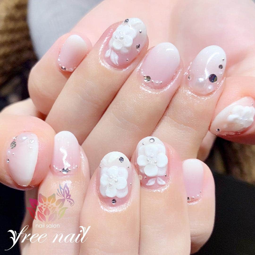 free nail フリーネイルのインスタグラム：「. お客様ネイル💅🏻🌸✨ . 3Dフラワーネイル🌸✨ . ベイビーブーマーでとびきり可愛く☺️💗✨ . ご来店ありがとうございました🙇🏻‍♀️🙇🏻‍♀️🙇🏻‍♀️💗 . #ネイル #フリーネイル #ネイルアート #ジェルネイル #ネイルサロン #大阪ネイルサロン #ネイルデザイン #ネイルチェンジ #ベイビーブーマー #グラデーションネイル #フラワーネイル #3dネイル #パールネイル #ピンクネイル #ホワイトネイル #デザインネイル #シンプルネイル #トレンドネイル #モテネイル #春ネイル #スプリングネイル #美甲 #日式美甲 #springnails #nailsart #nailsalon #nailsdid #newnails #newnail #freenail」