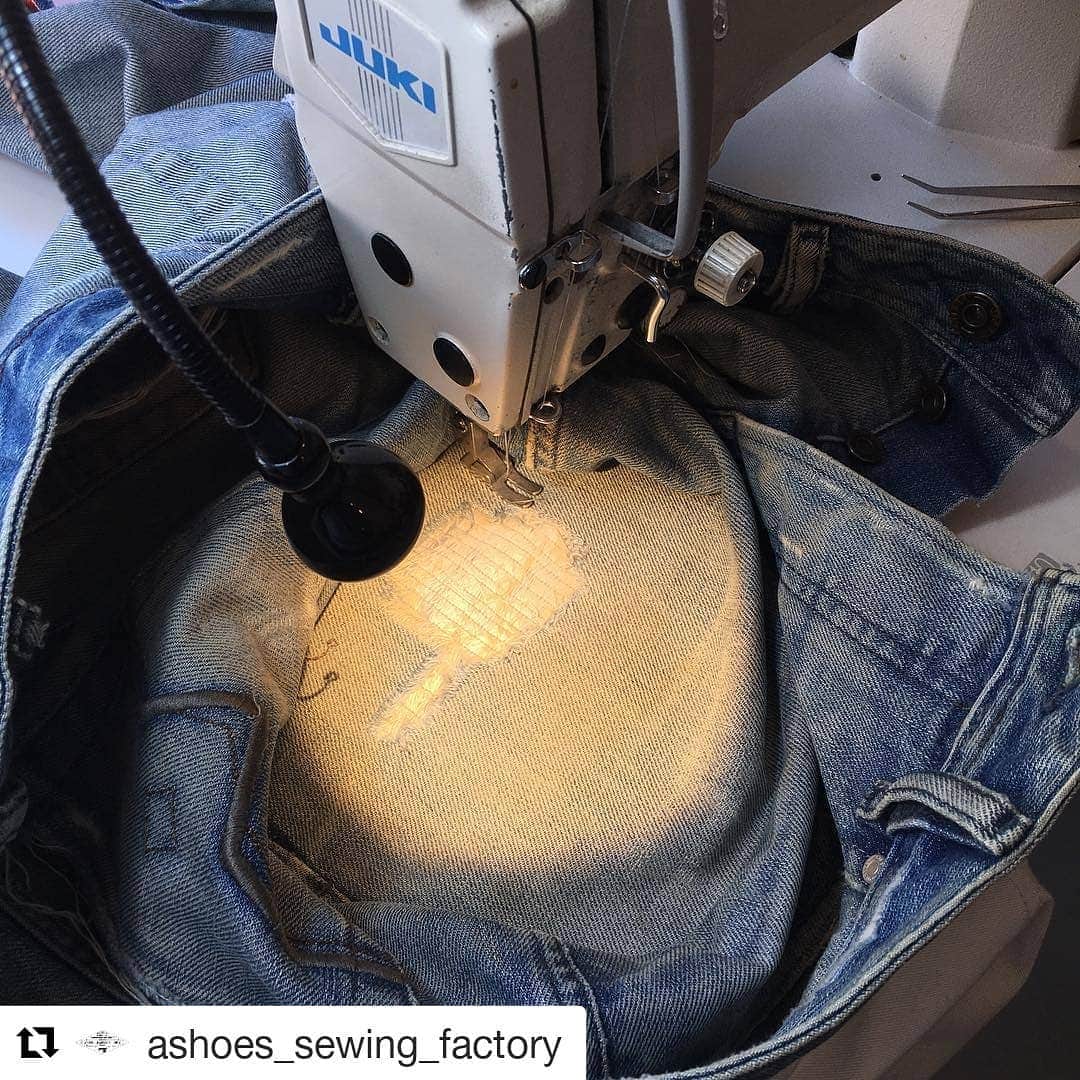 select shop「ASHOES」 SHOP STAFFのインスタグラム：「#Repost @ashoes_sewing_factory (@get_repost) ・・・ 穴ふさぎのリペア。  お気軽に ご相談ください。 −−−−−−−−−−− ジーンズを カッティングから 丸縫いしています。  シルエットの別注も 可能です。  リペアへのフィードバック。 またその逆を 日々貯め込みながら。 −−−−−−−−−−− #リメイク #デニムリペア #ジーンズ修理 #デニム修理 #サイズ変更 #幅出し #handmade #ハンドメイド #ashoes #亜洲'S #さいたま #大宮 #デニム #ジーンズ #裾上げ #チェーンステッチ #お直し #リペア #穴埋め #タタキ #singersewing #Unionspecial #sewing #sewingmachine #ミシン #シンガーミシン #ユニオンスペシャル #jukI #unionspecial43200g」