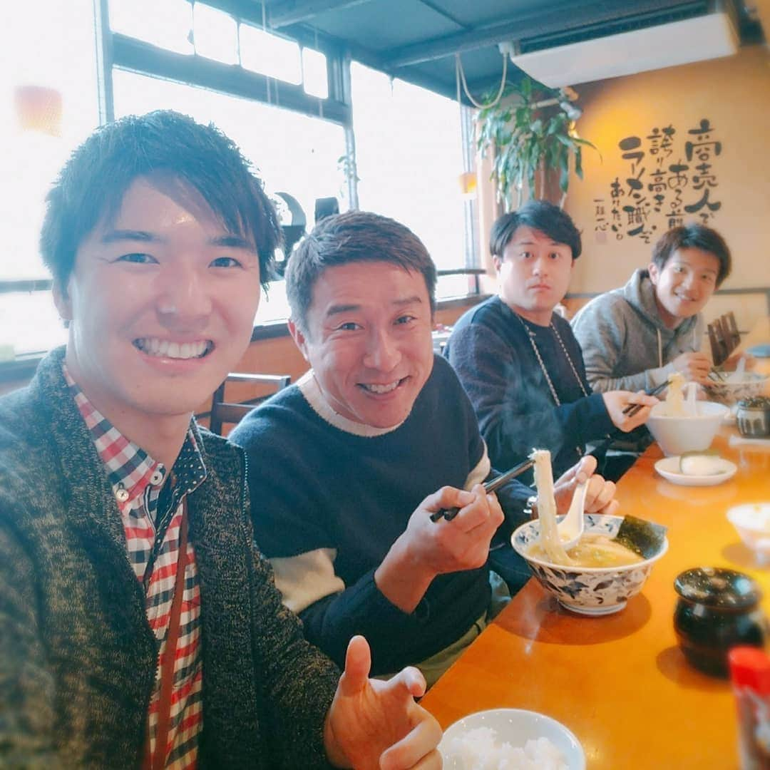 佐藤裕二さんのインスタグラム写真 - (佐藤裕二Instagram)「今日はみんなで#ランチ 。メ〜テレ近くの#ラーメン店 #喜多楽 です。 #ワンタン 入り#塩ラーメン にしてみました。 さすがに#うまい ！ #会話 の中身は しょうもなさ過ぎて書けません（笑） #ごちそうさまでした 。  #ハマシュン のインスタにも#おいしそう なものがいっぱい #ラーメンドデスカ  #ラーメン #名古屋ラーメン #行列  #塩 #ワンタン麺 #名古屋ランチ #名古屋#中区#東別院  #竹田基起 #堂野浩久  #濱田隼 #佐藤裕二  #メーテレ #メーテレアナウンサー  #ドデスカ」3月15日 14時28分 - karaage_satou