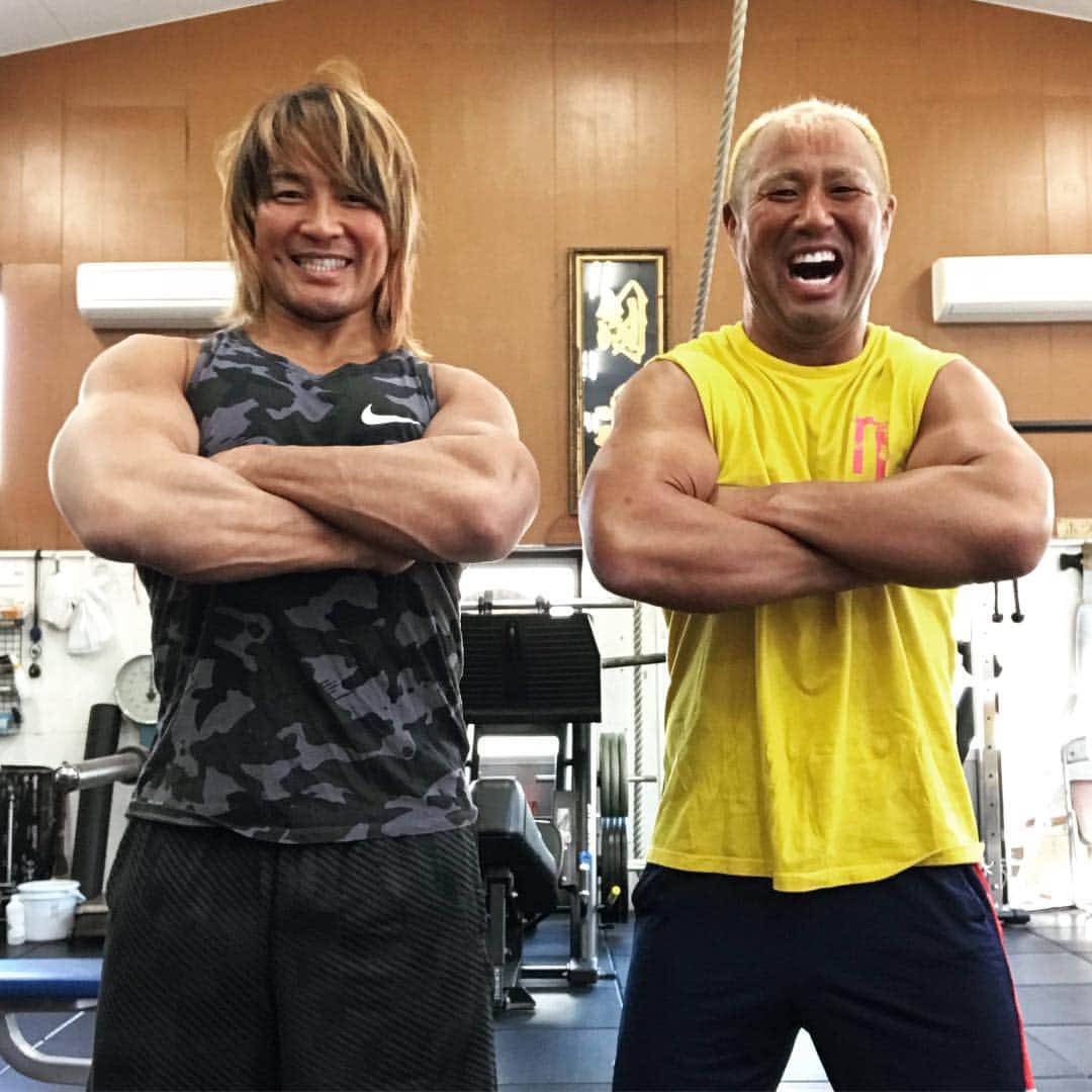 棚橋弘至さんのインスタグラム写真 - (棚橋弘至Instagram)「練習終わり。 #workout 2人とも #tricepsworkout 💪 #本間朋晃 #コケシ」3月15日 14時32分 - hiroshi_tanahashi