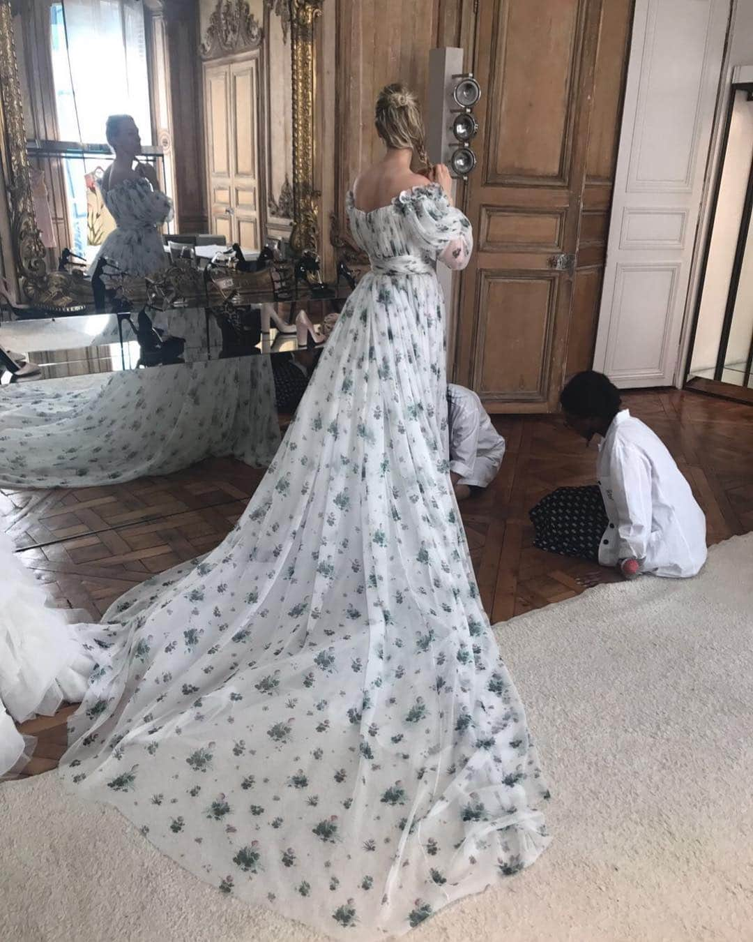 ミッキー・サムナーさんのインスタグラム写真 - (ミッキー・サムナーInstagram)「#TBT to my wedding dress fitting in 2017 !!! @giambattistavalliparis @giambattistavalli - what a beautiful genius 💕💕💕💕💕💕💕💕 @trudiestyler @fuschiakate @kackfinnsums #messyhairdontcare #wedding #sisterhood #motherofthebride #giambattistavalli」3月15日 14時40分 - sumnermickey