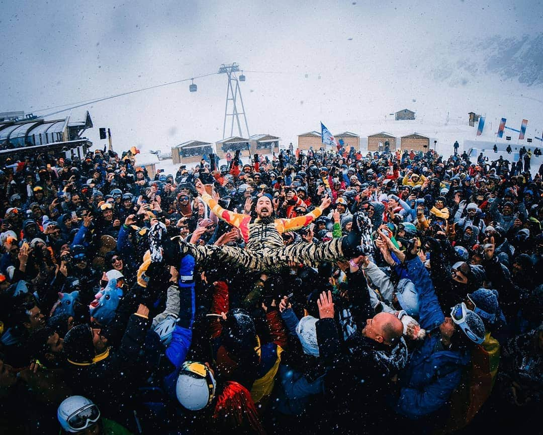 スティーヴ・アオキさんのインスタグラム写真 - (スティーヴ・アオキInstagram)「This might be the coolest show I've played. Secret set in the middle of the mountain and the snow was coming down pretty hard cold af and when I started there was a plastic tarp over the entire DJ booth so u couldn't even see who was playing. Wasnt sure if I was gonna play an Aoki set or a house set until I entered the little hut then the crowd turned on filled in and became a banger outdoor snow party while everyone still had on their snow gear. Dropped a couple brand new tunes coming out this year. Check the stories to see some of the new sounds. Tonight my main stage set and maybe more 🤔 @tomorrowlandwinter」3月15日 14時37分 - steveaoki