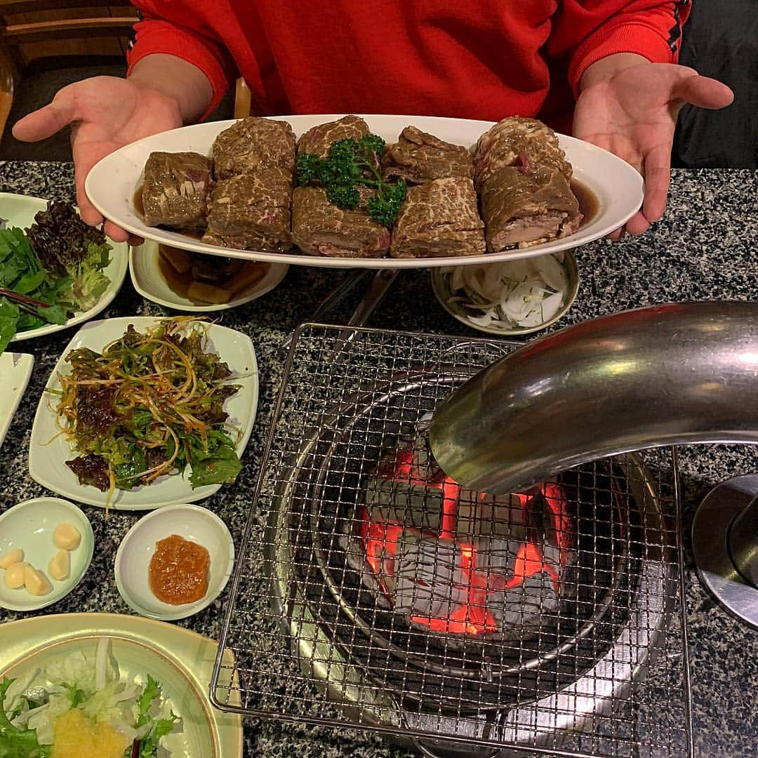 ナム・スミンさんのインスタグラム写真 - (ナム・スミンInstagram)「존맛탱 세연정🍖 어제는 우주랑 가고 오늘은 회식으로 또 갈거당 우주가 나 사진 찍어준다고 내가 고기 올려줄테니까 가위랑 집게 들어봐~ 했다ㅋㅋㅋㅋㅋㅋㅋㅋㅋㅋ 고기 올리는 정도는 나도 잘 할 수 있는데요,,? #세연정 #동래세연정 #가야세연정 #갈비살 #고기스타그램 #먹스타그램 #동래맛집 #양념구이 #가야맛집 #고기스타그램」3月15日 14時40分 - suminzz