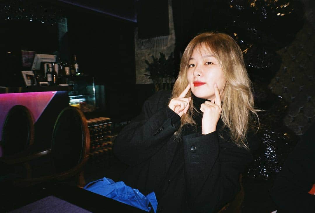 Red Velvetさんのインスタグラム写真 - (Red VelvetInstagram)「슬기 필카 📸 촬콰당」3月15日 14時48分 - redvelvet.smtown