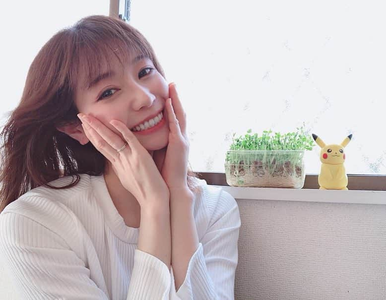 安藤志穂美さんのインスタグラム写真 - (安藤志穂美Instagram)「この豆苗、もう１ヶ月近く生えてこないよ🌱 毎日お水変えてるけどさすがにもう諦めるべき？ ＊ 今日もいい感じのお天気と、いい感じの風です。 窓開けると部屋の中にも風入ってきます。てことは外はわりと風強めなんですかね🍃  #off #day #pikachu  #happy #豆苗生えてこない」3月15日 14時42分 - shiomi_ando