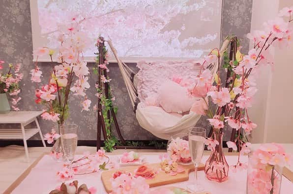 Space Marketさんのインスタグラム写真 - (Space MarketInstagram)「【🌸studio Fleur🌸】 ﻿ ﻿インドア花見装飾実施中🌸 ﻿ 天候を気にせずにお花見気分が味わえる！インスタ映え抜群の可愛い内装のお部屋です。 ﻿ お料理を可愛く見せる盛り付けグッズもあるので、女子会におすすめですよ。 ﻿ #スペースマーケット #スペマ #spacemarket #レンタルスペース東京  #インドア花見 #インドア花見2019 #プライベート花見 #インスタ映えスペース #お花見 #花見 #花見女子会 #花見パーティー #花見撮影 #平成最後の桜祭り」3月15日 14時46分 - spacemarketjp