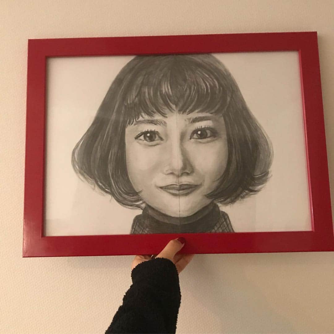 杉咲花のインスタグラム：「アタル現場の美術部さんたちから頂いてしまったもの。そして裏には寄せ書きが(！)打ち上げではスタッフキャストの皆様から私宛にこっそり作ってくださったメッセージVTRも流してくださって、そんなサプライズをしてもらったのは初めてでした。もう。。みなさん本当にありがとう、感謝しかない！！！大切な思い出を胸にしまって、これからも頑張ります。愛愛愛。🌹」