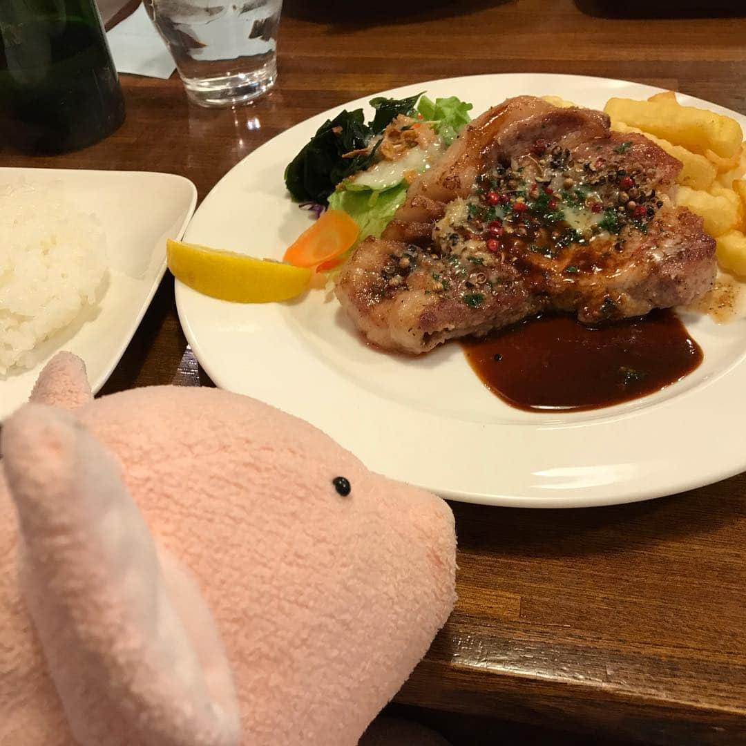 矢崎存美さんのインスタグラム写真 - (矢崎存美Instagram)「お昼は浦和の洋食屋さんで厚切りポークロースのグリルを。 #ぶたぶた #山崎ぶたぶた #矢崎存美 #洋食屋 #浦和 #ランチ」3月15日 14時59分 - yazakiarimi