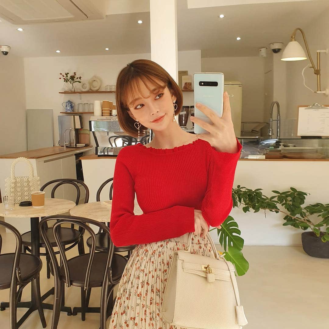 のインスタグラム：「⠀⠀⠀ 오늘도 샤방샤방 셀카 찰칵~ #거울샷 #셀스타그램 #ootd #데일리룩 #I❤️S10」