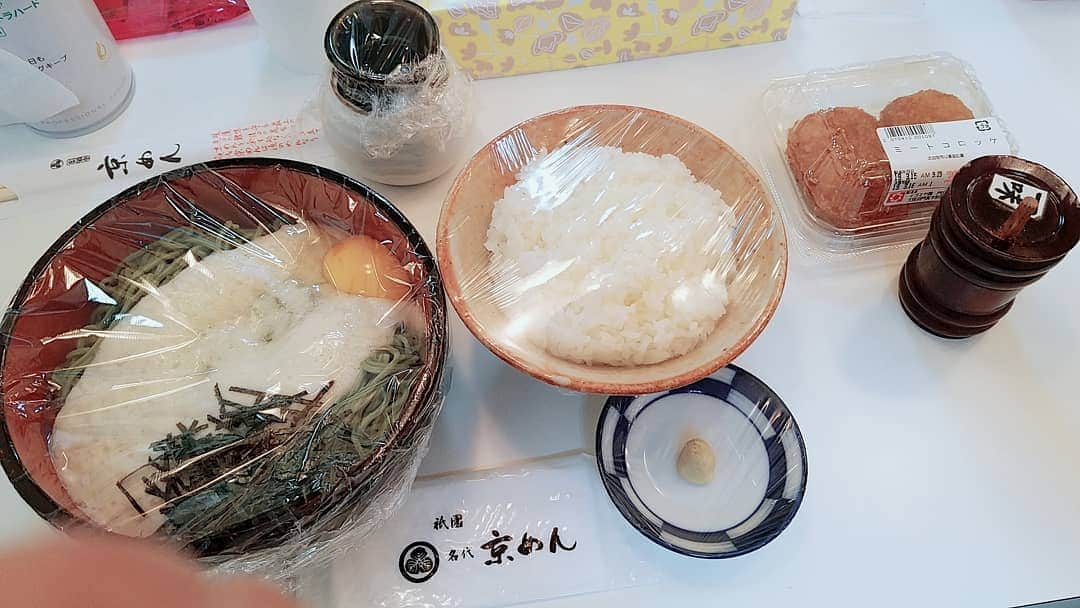 五十嵐サキさんのインスタグラム写真 - (五十嵐サキInstagram)「サキランチ☀️🍴 #京めん #出前 #金原早苗　ちゃんオススメの #茶そば　大盛と #白米　大盛と #差し入れ　で頂いた #コロッケ #ちゅるちゅる #食べやすかった #腹７分目 #今から #長い合間 #人生初　の事をします😊 #楽しみ　です #ワクワク #よしもと祇園花月 #本日二回公演 #吉本新喜劇 #よしもと新喜劇 #五十嵐サキ」3月15日 15時14分 - saki_igarashi