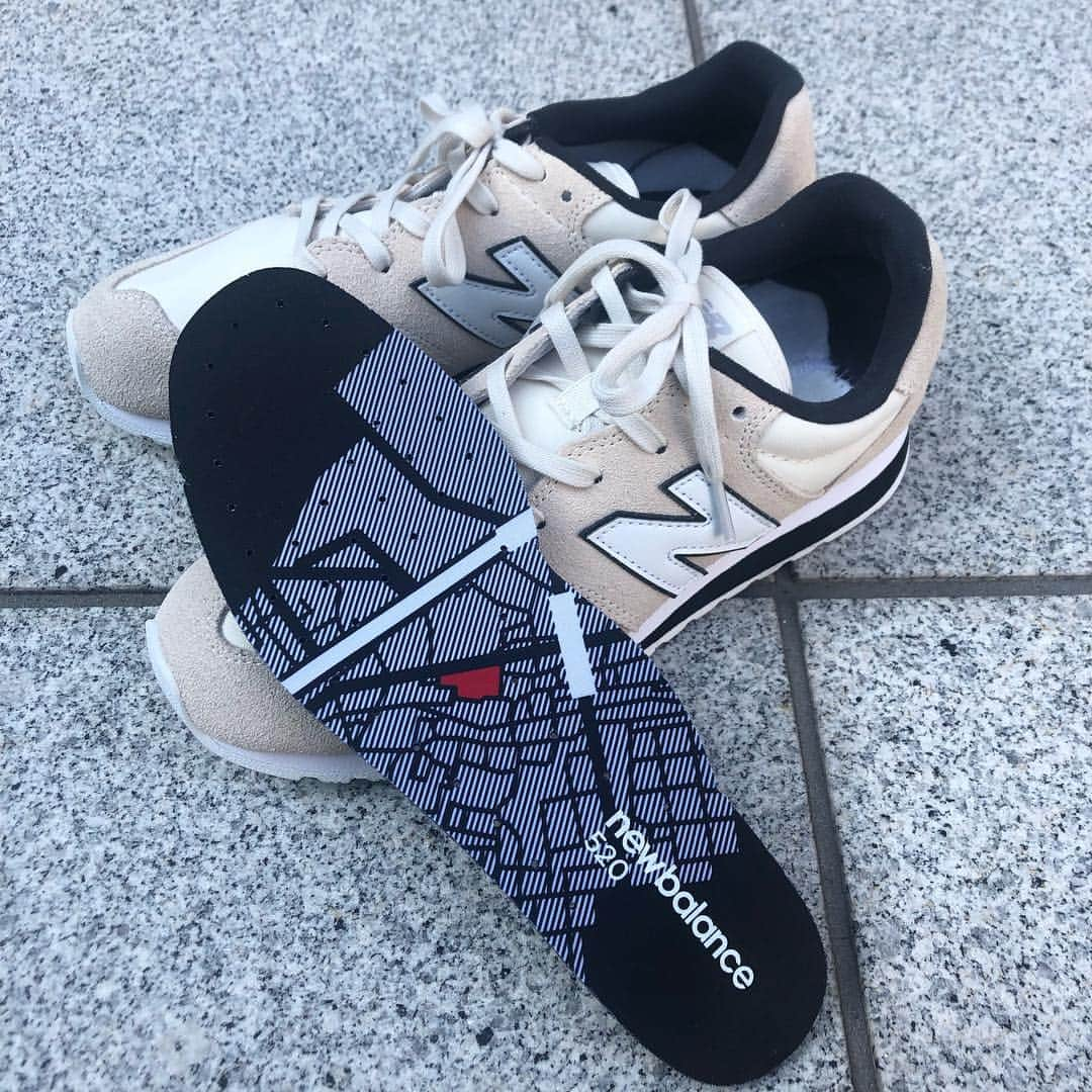 ニコアンドさんのインスタグラム写真 - (ニコアンドInstagram)「【new balance】 . ７０年代のスリム&スリークなフォルムと ８０年代の機能的なデザインがブレンドされたランニングモデルです。 . またインサートには、niko and ... TOKYO店のMAPををあしらったデザインを採用。 ノベルティとして特別ロゴのサコッシュをプレゼントしております！ . New of New Balance has arrived！！ . ◼︎sneaker ¥9800+tax . @nikoandtokyoの店舗情報はプロフィールURLから  #nikoand#nikoandtokyo#harajuku #jingumae #tokyo #東京 #japan #日本 #渋谷 #原宿 #表参道 #shibuya #神宮前 #omotesando #ニコアンド #ニコアンドトーキョー #菅田将暉 #小松菜奈 #であうにあう#東京観光#tokyotrip#newbalance#スニーカー」3月15日 15時23分 - nikoandtokyo