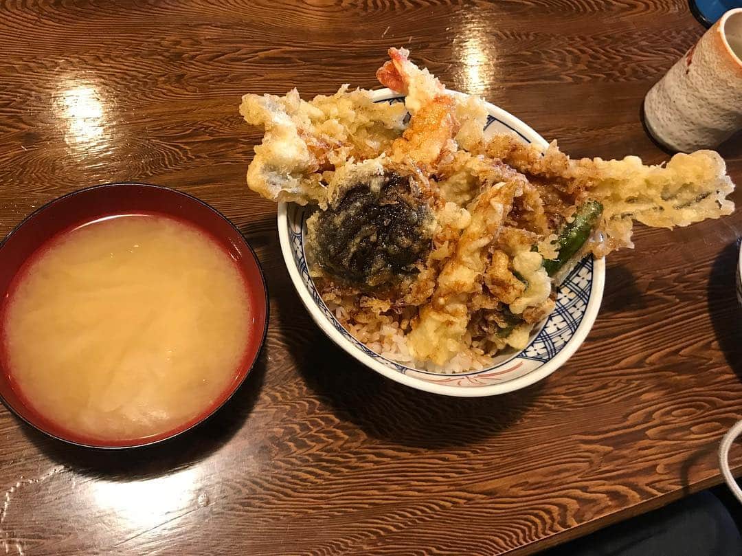 クロちゃんさんのインスタグラム写真 - (クロちゃんInstagram)「朝昼兼用ごはん 天丼と味噌汁と漬物。  徳川家康が愛した天ぷら。 やっぱりうまいしんねー！」3月15日 15時16分 - kurochandesuwawa