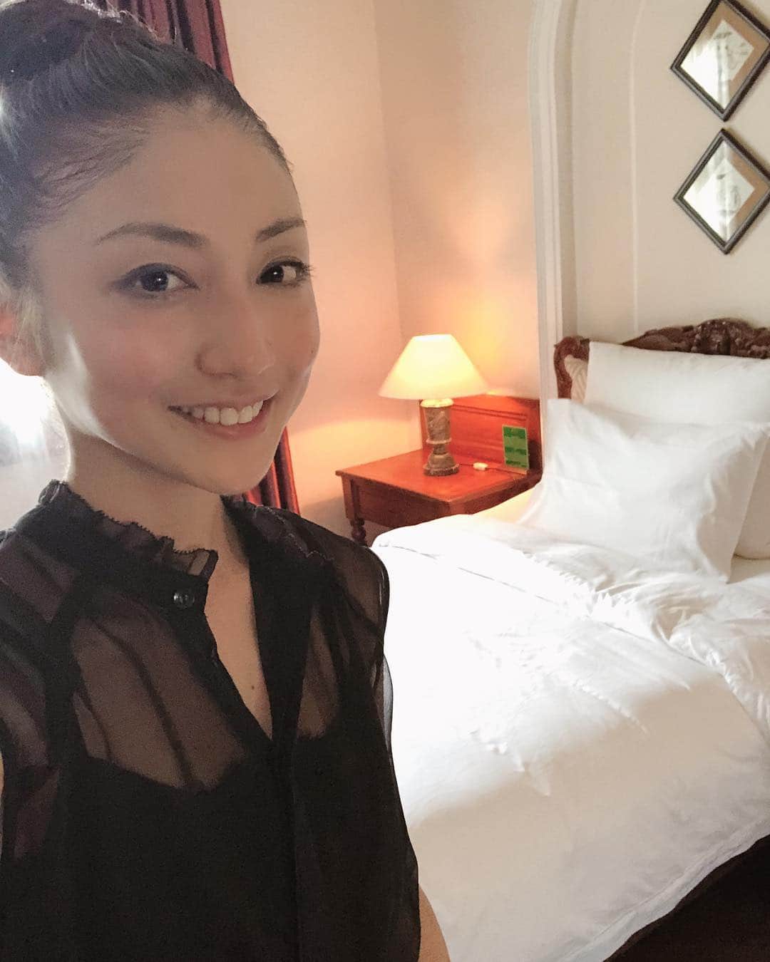 のインスタグラム：「ベトナム🇻🇳VOL.2 空港降りて友達からラインが…「私の友達はHISのホーチミンの支店長だから何かあったら」と繋いでくれた！わー有難いとホテルチェックインや書類見ていたらおや？私もしかして帰り出発日間違えて取ってる？まさかまさか！ちゃんとホテル3泊だし、帰り13日1時便だよ！ 日をまたぐから12日深夜の意味をわからなく…やってもたー！はー。とりあえず早速繋いでいただいたHISいそちゃんこと磯崎さんに連絡…やはり間違い！とりあえず明日HISに行きますとのことで…着いてホテルにチェックイン！早速やらかした私…この旅どうなるんだ？！😂 さてホテル、今回は悩みに悩んでホーチミン市の中心部「Hotel Majestic Saigon」にしました。 サイゴン川を見渡せるコロニアル様式の歴史的建造物（1920年代築）を利用したホテルで雰囲気最高！ ホテルの家具などすべて可愛いく良かった（∩・∞・∩） ホテルチェックイン後は…小腹を満たしに軽く行こうとしたら夜合流予定の仲間に遭遇！飲み始めてしまい！初めまして！初めまして！を繰り返し人が続々と集まり…カンパイ！そっから飲みがスタート！ サラダとチーズしか食べてないのに飲みスタートしたからここから…記憶が… @ami_nakagawa_  #ベトナム #ホーチミン #中川愛海 #ホテルマジェスティックサイゴン #人が集まり #飲みスタート #サラダとチーズ #結果が全て #デサリータ #1件目にデサリータはダメ #テキーラ野郎がいるw」