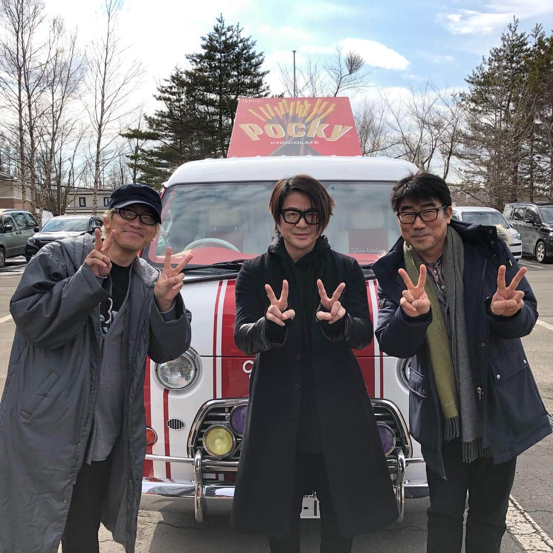 亀田誠治のインスタグラム：「GLAYのTERUくんと、ラジアンリミテッドのやまだひさしさんと、北海道は厚真町の厚真中学校に、グリコワゴンと一緒にやって来ました！😊😊😊」
