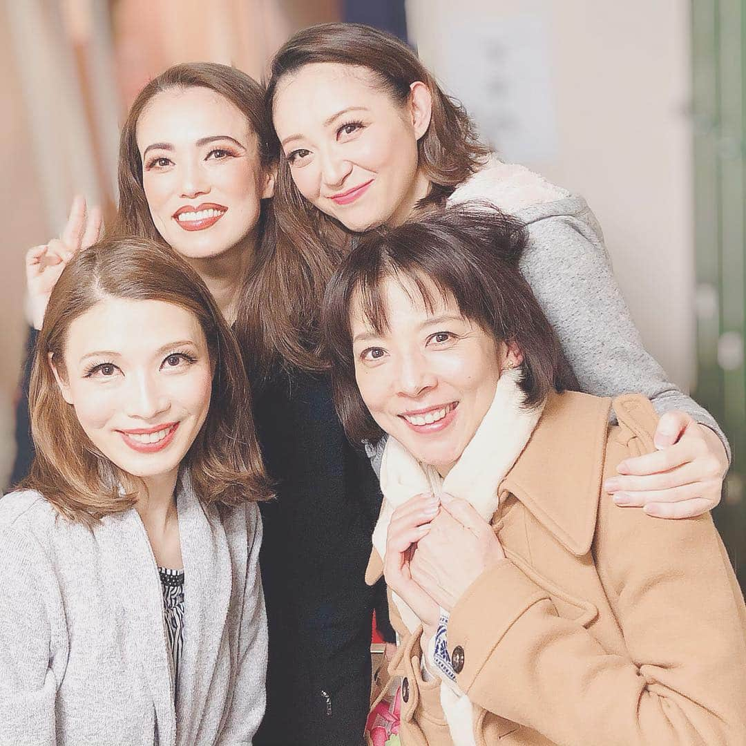 真瀬はるかさんのインスタグラム写真 - (真瀬はるかInstagram)「霧矢大夢さまご観劇♡ . . オーシャンズ11で共演させて頂いた霧矢さん。 . 真瀬が宝塚辞めて初めて出た外部公演がオーシャンズで、一般の公演での(しかも女子として笑)舞台メイクの仕方とか全然分かっていなかった時、霧矢さんに地色の作り方など教えて頂いたんです。今回の公演でも霧さまに教えて頂いたメーカーのものを使用してます☺︎ . 組は違えど、宝塚はひとつ . . こんな風に、それまで関わった事のなかった下級生でペーペーの真瀬にも親切にして下さる宝塚の絆、そして霧矢さんのお心の広さに感謝感謝でございます🙏 . . 絆といえば。 . . お写真NGなのが残念なんですが、キャッツカンパニーの皆も毎日の様に観に来てくれてて…😭 キャッツの皆との絆に、毎日励まされております🐈✨ . あーもう皆大好き。 ホント愛しておる。 皆が頑張ってるって思うと、そんな皆に置いて行かれないように、自分磨き頑張ろうと思えるのです…。 . . 今日はソワレ！ . 東京公演残り3日ですが、当日券もある様なので、皆様お見逃しなき様♪ . . #霧矢大夢 さん #彩吹真央 さん #彩乃かなみ さん #宝塚 #キャッツ #劇団四季 #ありがたいなぁ #ホントありがたいなぁ🙏 #RedHotandCOLE #博品館劇場」3月15日 15時33分 - harukamanase_official