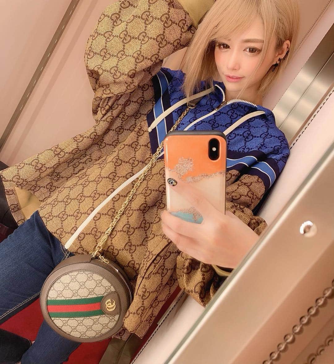 のインスタグラム：「#有言実行 ❣️ 去年の11月にジャージに30万とかやば……🙄w的なことTwitterに呟いたけど、 ずっと忘れられなくて、運命の出会いが2回もあったので購入！😢❤️ ついでにバッグも😈✨ やっぱり可愛かった💕💕💕 ． lien moeのケースのカラーも合ってる🙆‍♀️❣️❣️❣️ @lienmoe_official . #GUCCI #グッチ #ggテクニカルジャージージャケット #ggミニラウンドショルダーバッグ #GUCCIコーデ」