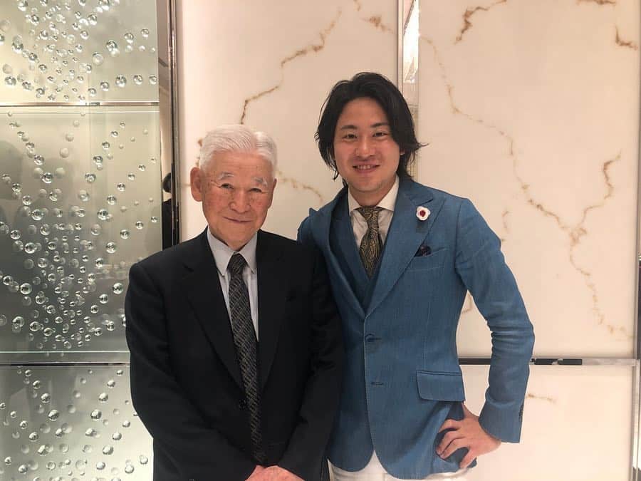 のインスタグラム：「第29代日銀総裁のトッシー . ちゃんりえの企画で 「世界平和戦略会議🌏」が行われました。 . . 皆でどんな話をしたかと言えば、 . 下ネタが半分くらいかな。爆笑 . . トッシーが日銀に入ろうと 思った理由も聞かせてもらったけど、 . マジで . 笑った。笑 . . 途中、写真撮って落書きする人がいて . 写真が回ってきて それ見て何回も吹いたけど😂 . もちろん ちゃんと真面目な話もあって、 . やっぱ、今しかないなって感じた。 . . 地球🌏綺麗にするよ . 水が綺麗になれば 山も綺麗になるからね . 海の魚たちや海藻たち 陸にいる動物たちや植物たち . 地球規模の循環を活性化 . . 人間も地球も水が7割 . 水が変われば地球は変わる🌏 . . #ryomatokyoflowers #ryomaflowers #本物のバラ #枯れないバラ #バラ #フラワーピン #ラペルピン #ブローチ #フラワーファッションブランド #オーダーメイドスーツ #RYOMATOKYO #経営者の着こなし」