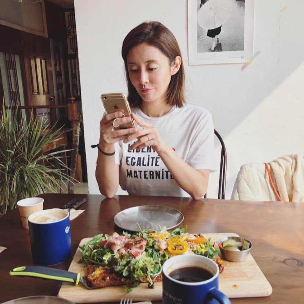 高木りなさんのインスタグラム写真 - (高木りなInstagram)「今朝は仲良しママ友とブランチ🥐🌿✨日の当たる席だったのでT-シャツでもぽかぽか☀️でも外はまだまだコートが必要なソウル🍃水曜はほんの一瞬だけど朝雪が降りました🥶🌨 여유롭게 브런치🥐🌿✨나한테 이런 날이 오다니.... 아들은 어린이집 적응기간중 나도 오랜만에 사회에 적응하고 있는 중. Photo by @mikii_kim ... ... #ブランチ #ソウルカフェ #男の子ママ #慣らし保育 #育児日記 #브런치 #한남동카페 #라라브레드 #아들맘 #육아일기 #육아 #어린이집 #적응기간 #momlife #mom」3月15日 15時35分 - rinasvoyage