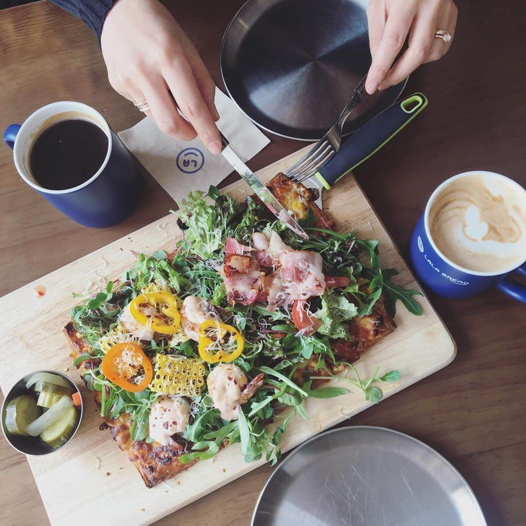 高木りなさんのインスタグラム写真 - (高木りなInstagram)「今朝は仲良しママ友とブランチ🥐🌿✨日の当たる席だったのでT-シャツでもぽかぽか☀️でも外はまだまだコートが必要なソウル🍃水曜はほんの一瞬だけど朝雪が降りました🥶🌨 여유롭게 브런치🥐🌿✨나한테 이런 날이 오다니.... 아들은 어린이집 적응기간중 나도 오랜만에 사회에 적응하고 있는 중. Photo by @mikii_kim ... ... #ブランチ #ソウルカフェ #男の子ママ #慣らし保育 #育児日記 #브런치 #한남동카페 #라라브레드 #아들맘 #육아일기 #육아 #어린이집 #적응기간 #momlife #mom」3月15日 15時35分 - rinasvoyage