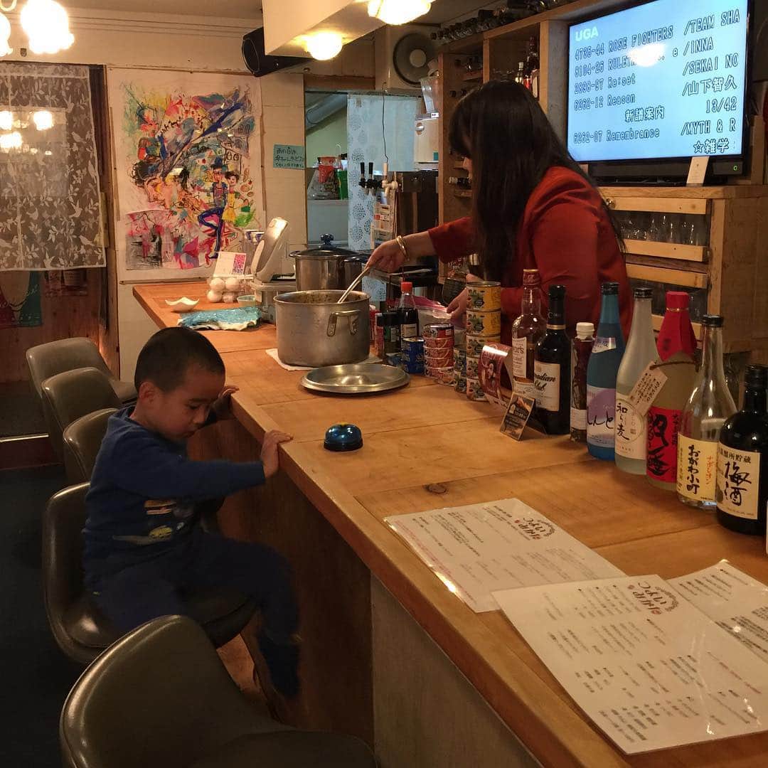 鈴木夏未さんのインスタグラム写真 - (鈴木夏未Instagram)「埼玉県の小川町にある 子連れOKファミリースナックへ行きました ・ ・ スナックのママが私の後輩で ママって職業がぴったりのコ♡ ・ ・ 息子は5歳でスナックデビューしました 私も人生初のスナックかもです ・ ・ スナックのカウンターに幼児が座る不思議な光景♡ ・ ・ 店内に子ども用のおもちゃや知育玩具、 授乳服のモーハウスのカタログや、 子どもたちが描いた絵を展示され禁煙タイムがあります ・ ・ 子連れとは無縁のガチでスナックの常連殿方も来店され 本物のスナックに来たんだなと緊張したけど 常連のお客様も私の息子に対して温かいです ・ ・ 私はソフトドリンクOnlyで、 飲んでみたいノンアルコールカクテルがたくさんあります 今度制覇できたらいいな ・ ・ 息子がお店のベル連打したり スナック店内でお店屋さんごっこしたり ・ エビカニビクス踊りながらカラオケ歌う息子の姿は 今しか見れないプレミアムメモリーになりました ・ ・ 行った日のお通しが、隣のお店のカレーで 気になっていたからラッキー☆美味しいです♡ ・ ・ スナックメニューの 魚の缶詰と味噌と野菜で作った、あら汁も美味しかった♡ ・ ・ ファミリースナックは居心地が良くて 帰る時間になっても息子が帰りたがらず大変でした♡ ・ 次はいつ来れるのか？明日か？明後日かと 息子の質問攻めに合うほど気に入ったみたいです ・ ・ ・ 埼玉県小川町にある子連れOKのファミリースナックと お隣のカレー屋さんの住所や営業時間など詳細は 小川町観光協会よりご覧ください http://www.kankou-ogawa.com/untitled69.html ・ ・ 映画「翔んで埼玉」を観に行く前に 生の埼玉カルチャーに触たくて行ってみて正解でした！ ・ ・ ・ #ファミリースナック #埼玉県小川町 #埼玉のスナック事情  #つよいみかた❤️ #埼玉県小川町グルメ  #小川町観光協会 #埼玉県 #子連れスナック  #子連れ #禁煙タイム #子連れok #スナック #スナックママ #エビカニクス体操 #エビカニイクス #エビカニエクス #プレミアムメモリー #息子 #5歳男の子 #カラオケ好き #つよいみかた」3月15日 15時35分 - natyumisuzuki