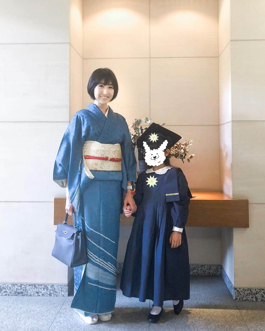 土屋香織さんのインスタグラム写真 - (土屋香織Instagram)「👩🏻‍🎓🌸. graduation ceremony🌸🌸🌸 . 卒園式。 1人ずつ英語でスピーチして ママにお花を渡すのですが 間違って覚えていた単語があって。 家出る直前も間違ってたのに 本番ではパーフェクト💯👏🏻よく出来たね😭💕 角帽投げて卒園です🎓 おめでとう🌸 . 着物は祖母の付下げにしました。 卒園式は ピンクとかイエローとか 華やかな色のお着物のママが多かったです👘✨ . . . #graduation #graduationpictures #graduationceremony #graduationparty #卒園 #卒園式」3月15日 15時38分 - kaorintsuchiya