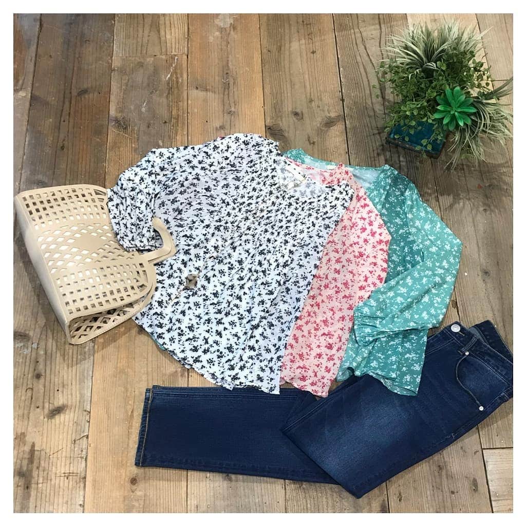 furryrate officialのインスタグラム：「【2019 spring collection】 . ▶skirt #花柄シャーリング切替フレアブラウス No.38152253 ホワイト×ブラック/ベージュ/グリーン ¥6,372- . ▶bottom #レギュラーストレートデニムパンツ No.27893880 インディゴ/オフホワイト/サックス ¥8,532- . ▶bag #レトロカービングハンドバッグ No.39469916 キャメル/アイボリー ¥6,372- . . #furryrate #furry #ファーリーレート #ファーリー #spring #springcollection #ブラウス」