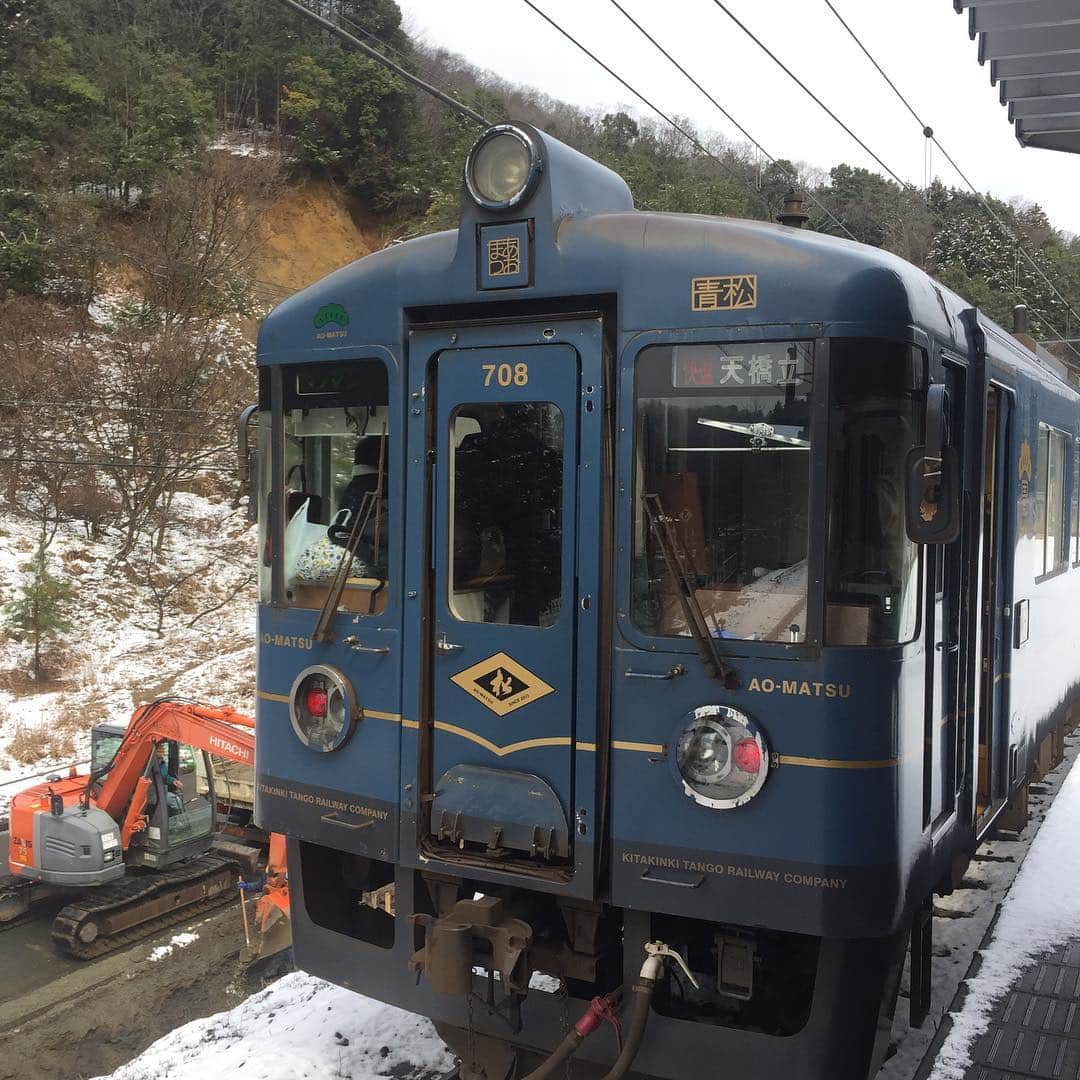坂東亀三郎さんのインスタグラム写真 - (坂東亀三郎Instagram)「京都丹後鉄道でプチ遠出②  その災難とは、  トンネルを抜け 下車した駅が降雪中！！ これが本当のホワイトデー！  ってか、プチ登山をするつもりだったけど雪対策なんかしていないから大袈裟だけど死ぬかと思ったので、当初の予定を大幅に変更して、、、。 _  そしてローカル線の旅は楽しい🚃  #歌舞伎 #音羽屋 #歌舞伎役者 #彦三郎 #坂東彦三郎 #九代目 #歌舞伎部 #otowayabando #彦さんぽ コメントはお気軽に📝」3月15日 15時53分 - otowayabando