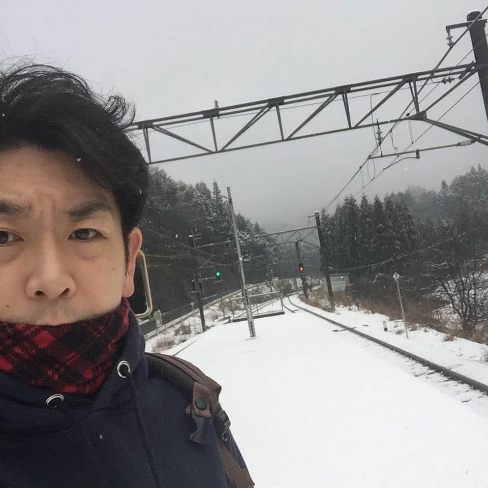 坂東亀三郎さんのインスタグラム写真 - (坂東亀三郎Instagram)「京都丹後鉄道でプチ遠出②  その災難とは、  トンネルを抜け 下車した駅が降雪中！！ これが本当のホワイトデー！  ってか、プチ登山をするつもりだったけど雪対策なんかしていないから大袈裟だけど死ぬかと思ったので、当初の予定を大幅に変更して、、、。 _  そしてローカル線の旅は楽しい🚃  #歌舞伎 #音羽屋 #歌舞伎役者 #彦三郎 #坂東彦三郎 #九代目 #歌舞伎部 #otowayabando #彦さんぽ コメントはお気軽に📝」3月15日 15時53分 - otowayabando