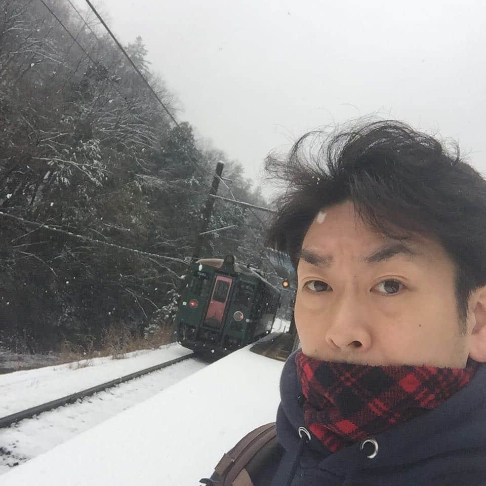 のインスタグラム：「京都丹後鉄道でプチ遠出②  その災難とは、  トンネルを抜け 下車した駅が降雪中！！ これが本当のホワイトデー！  ってか、プチ登山をするつもりだったけど雪対策なんかしていないから大袈裟だけど死ぬかと思ったので、当初の予定を大幅に変更して、、、。 _  そしてローカル線の旅は楽しい🚃  #歌舞伎 #音羽屋 #歌舞伎役者 #彦三郎 #坂東彦三郎 #九代目 #歌舞伎部 #otowayabando #彦さんぽ コメントはお気軽に📝」