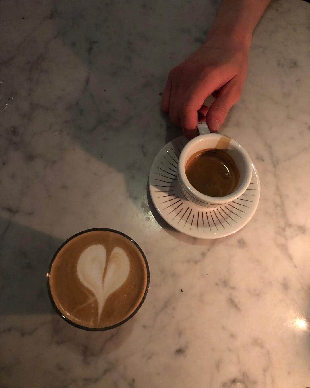イザベル・オルソンのインスタグラム：「☕️ @tavernaaverna med @jakoblng」