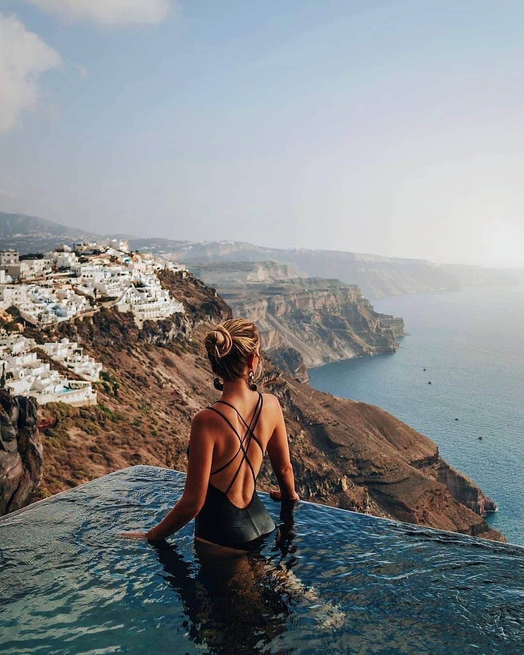 Discover Earthさんのインスタグラム写真 - (Discover EarthInstagram)「There's no denying the uniqueness of the island of Santorini, a destinations that combines beautiful beaches, spectacular scenery, ancient cities, some of the world's best wine, and last but not least, an active volcano ! 🇬🇷🌋 Tag the people you would want to travel there with ! — 📍#DiscoverGreece — 📸 Photo by @andathousandwords via @Discoverhotels ​」3月15日 16時07分 - discoverearth