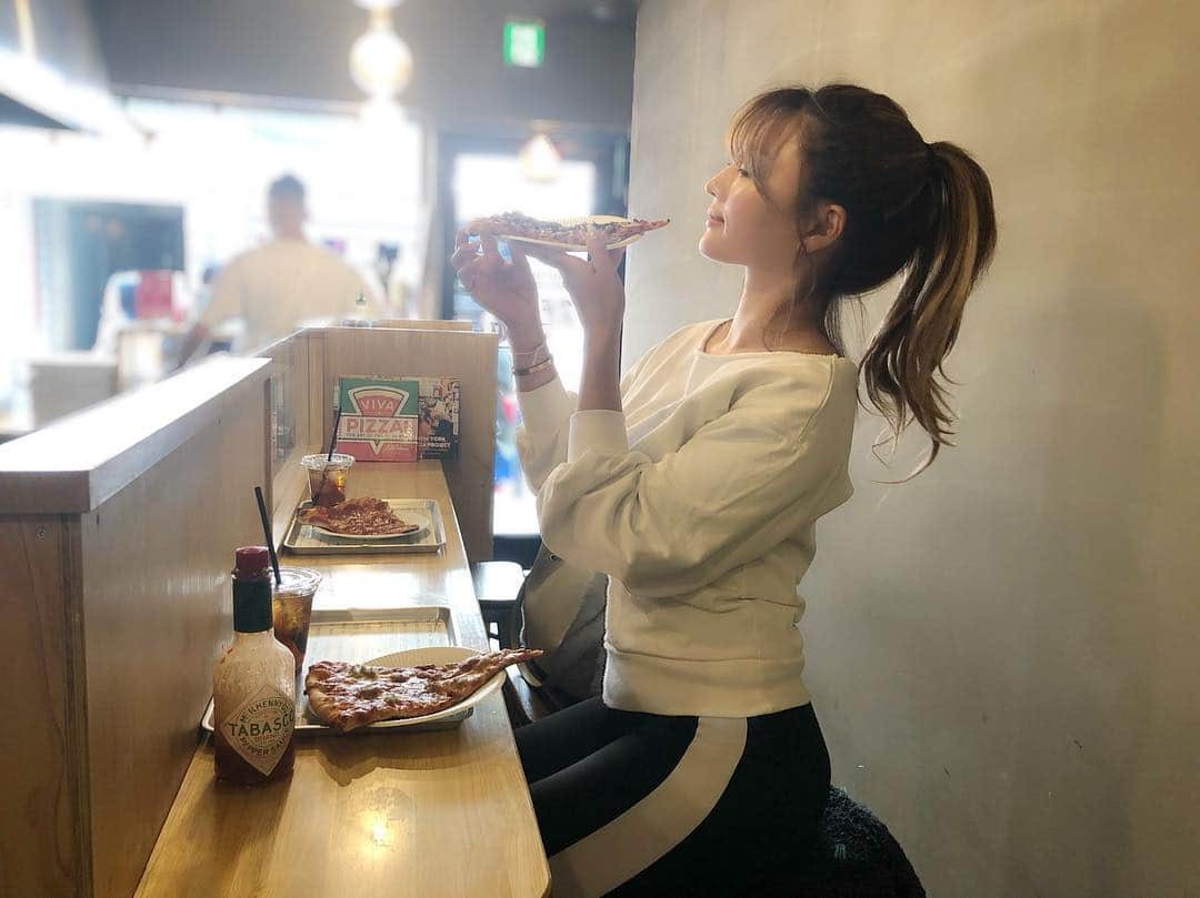 森本あやかさんのインスタグラム写真 - (森本あやかInstagram)「今日はジム帰りに大好きなpizza🍕﻿ ﻿→ @pizza.stand.ny  最近ジムコーデの時は﻿ いつもto the sea @to_the_sea_hawaii のトレーナー☝️﻿ ﻿ 首回りがほどよく開いてるから﻿ ワンショルっぽく着れたりするから﻿ カジュアル過ぎずお気に入りやねん(*´꒳`*)💕﻿ ﻿ Web storeでも購入できるから﻿ チェックしてみて🙌✨﻿ ﻿ #totheseahawaii #tothesea #スウェットトレーナー #ホワイト #ジムコーデ #ピザ #美味しい #アメ村 #大阪 #pizzastandny」3月15日 16時07分 - ayachi0120