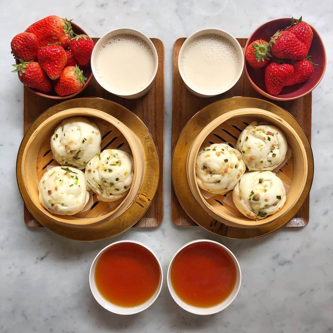 Symmetry Breakfastさんのインスタグラム写真 - (Symmetry BreakfastInstagram)「Friday: *RECIPE* (and event in Taiwan below!!) for fresh homemade soy milk 豆浆 is so easy, cheap, vegan and delicious. With steamed onion buns, strawberries and black tea, one of my favourite and easy breakfasts - - - - - - - - - - - - - - - - - - - 85g of dried organic soy beans 900ml water Sugar to taste - - - - - - - - - - - - - - - - - - -  1 - Soak the soy beans in water for a minimum of 4 hours but best overnight for 8-12 hours 2 - In a blender, add the soy beans (discard the water they soaked in) and add the 900ml of water. Blitz for 5 minutes until smooth 3 - Pour the raw soy milk into a pan and cook over a low heat for 10 minutes. Do not let it boil 4 - Strain through a fine mesh sieve or a piece of muslin cloth 5 - Allow to cool to room temperature before refrigerating. It will keep for 2-3 days 6 - Sweeten to taste and enjoy! - - - - - - - - - - - - - - - - **EVENT**We are coming to Taichung, Taiwan for a book signing and meet up on Saturday 13th April at @dorebakehouse. More details on my Eventbrite link under Get Tickets on my bio page!  #symmetrybreakfast #recipe #vegan #soymilk #豆浆」3月15日 15時59分 - symmetrybreakfast
