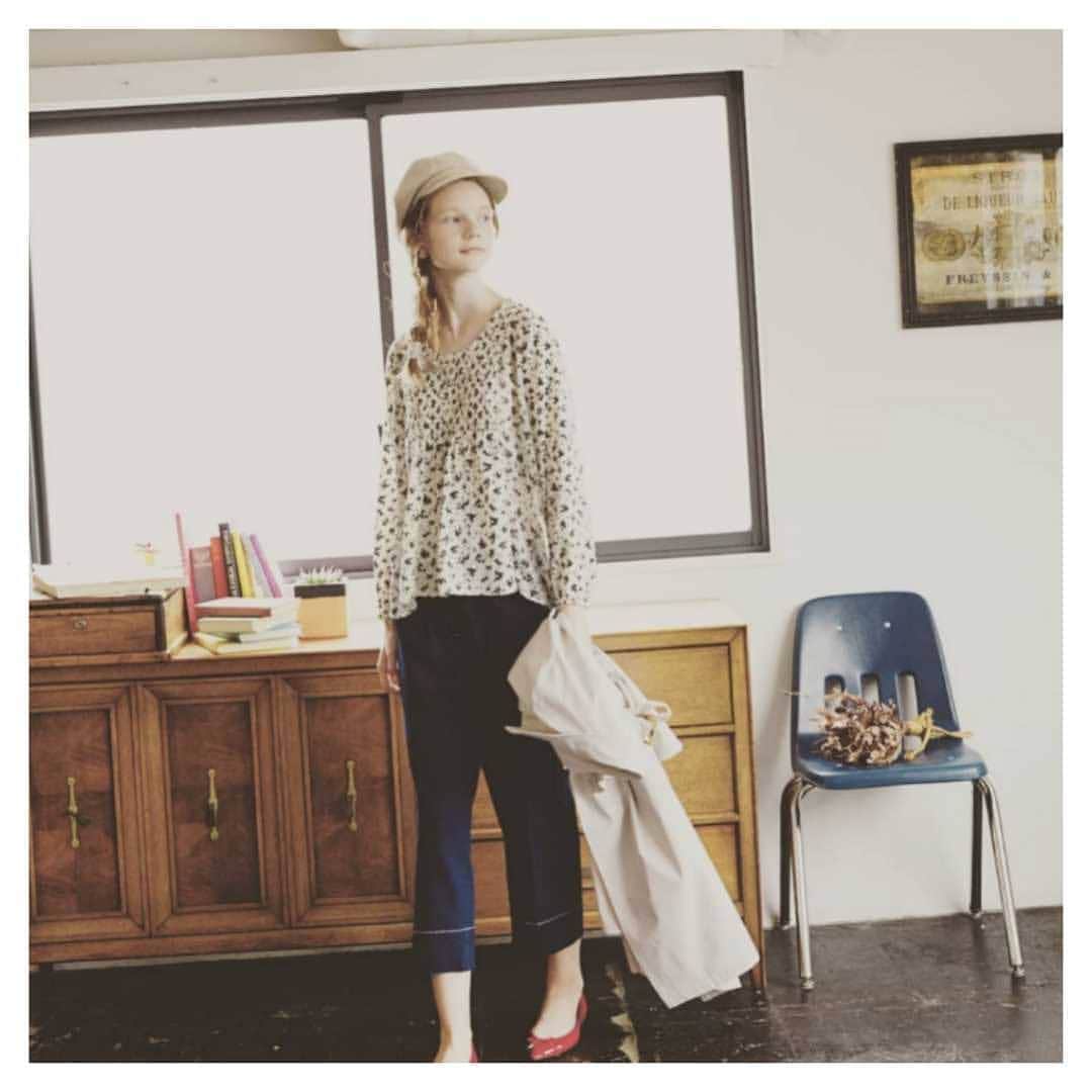 furryrate officialのインスタグラム：「【town work & office style】 . . 落ち感あるフレアが女性らしいシルエット . . @uta_nao  @yumi.nemoto.made  @nakaizm12  #furryrate #furry #ファーリーレート #ファーリー #ブラウス #blouse #spring #springcollection #フレアブラウス」