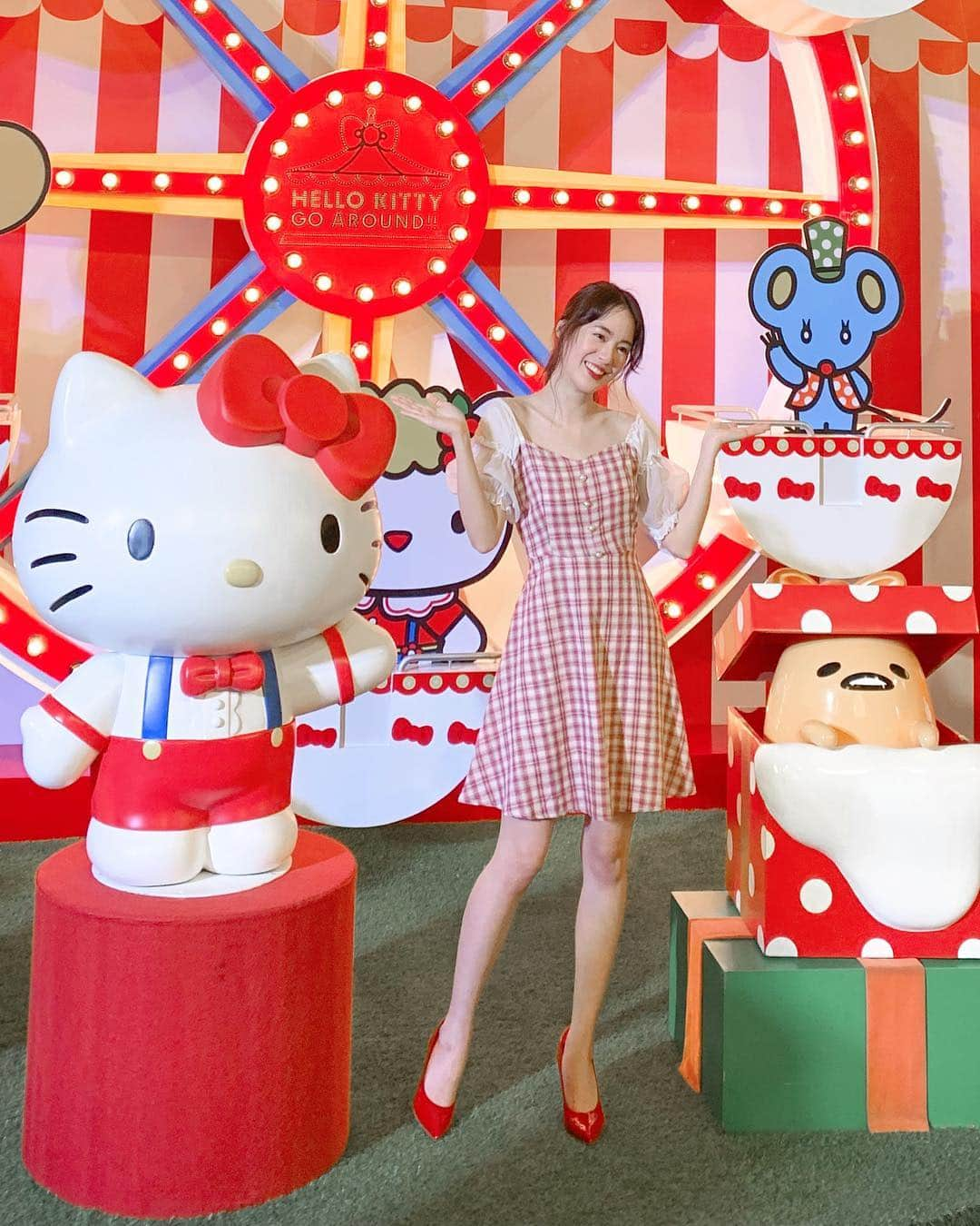 PIMTHAさんのインスタグラム写真 - (PIMTHAInstagram)「วันนี้มาโผล่ มางานเปิดตัว “Hello Kitty Go Around !!” ดินแดน Hello Kitty ในรูปแบบธีมพาร์คสุดคิ้วว สาวกคิตตี้มาเยี่ยมชมเล่นเครื่องเล่นกันได้ตั้งแต่วันที่ 22 มีนาคม เวลา 11.00 - 22.00 น. ไปจนถึงวันที่ 2 มิถุนายน 2562 ที่ทองหล่อฮอลล์ มากันเยอะๆน้าา ❤️❤️❤️ #HelloKittyGoAroundBangkok」3月15日 16時03分 - pimtha