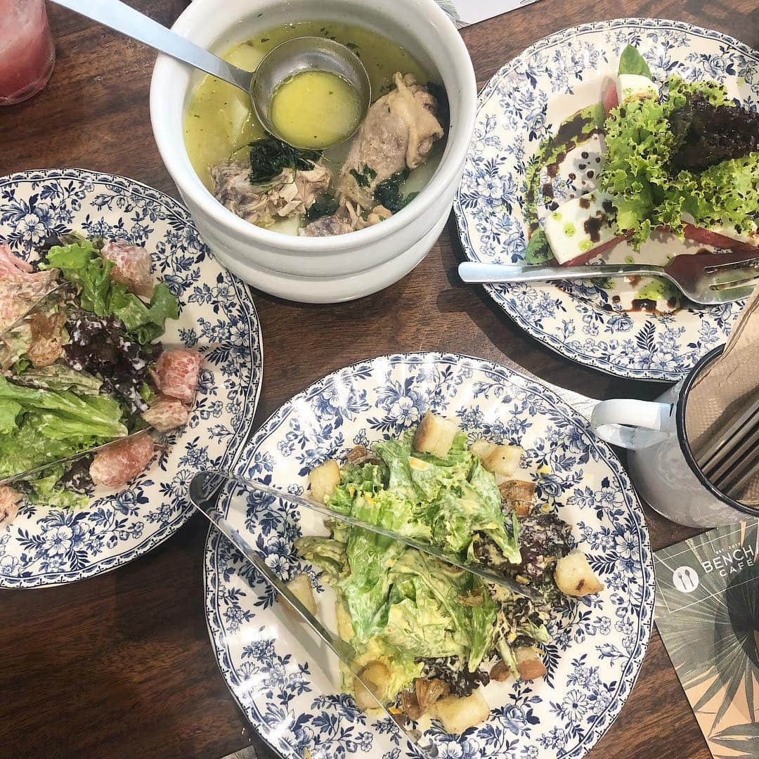 石田一帆さんのインスタグラム写真 - (石田一帆Instagram)「. マニラのカフェBENCH/ CAFE☕️🌼 . ファッションブランドBENCH/から出た カフェでフィリピン料理をはじめとした カフェメニューが豊富にあります🍽💭 . この旅でずっと食べてたサラダ🥗 海外や暑いところにいくと野菜を欲する😧 フィリピン料理も日本人に合う味付けで おいしかったです🥑 . #ik_travel#ik_philippine#flytomorefun#cebtravelsquadjapan#benchcafeph#benchcafe#philippinescafe#philippines#philippine#manila#trip#travel#もっと楽しいフィリピン#フィリピンファンセール#ベンチカフェ#マニラカフェ#カフェ#フィリピン旅行#フィリピン#女子旅」3月15日 16時05分 - ishidakazuho