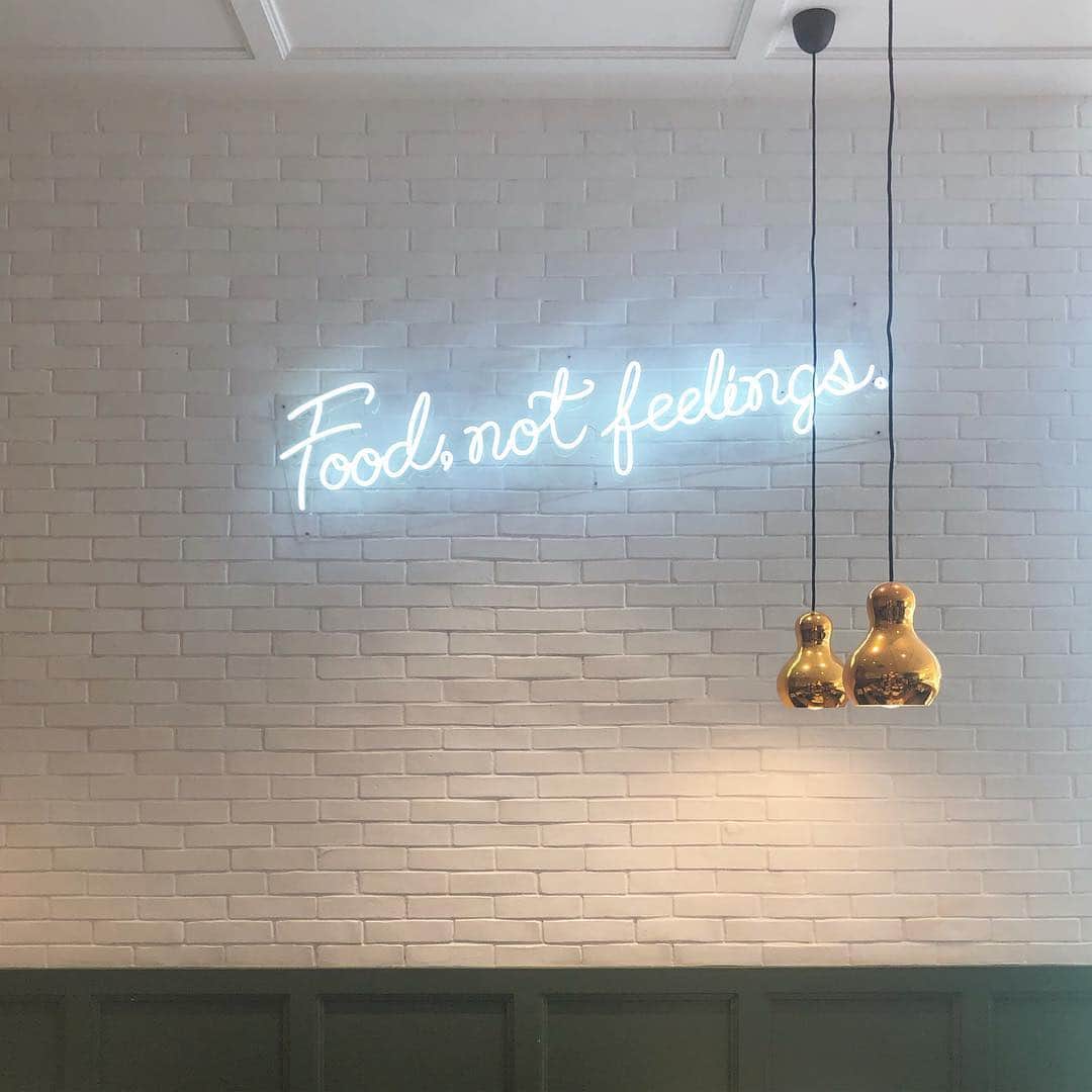 のインスタグラム：「. マニラのカフェBENCH/ CAFE☕️🌼 . ファッションブランドBENCH/から出た カフェでフィリピン料理をはじめとした カフェメニューが豊富にあります🍽💭 . この旅でずっと食べてたサラダ🥗 海外や暑いところにいくと野菜を欲する😧 フィリピン料理も日本人に合う味付けで おいしかったです🥑 . #ik_travel#ik_philippine#flytomorefun#cebtravelsquadjapan#benchcafeph#benchcafe#philippinescafe#philippines#philippine#manila#trip#travel#もっと楽しいフィリピン#フィリピンファンセール#ベンチカフェ#マニラカフェ#カフェ#フィリピン旅行#フィリピン#女子旅」