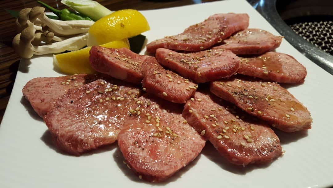 大沢文也のインスタグラム：「美味しかったーッ！ご馳走さまでした！  #台東区 #上野 #仲町通り #太昌園 #焼き肉 #焼肉 #ヤキニク #yakiniku #上タン #上赤身 #上ロース #上ハラミ #ユッケ」